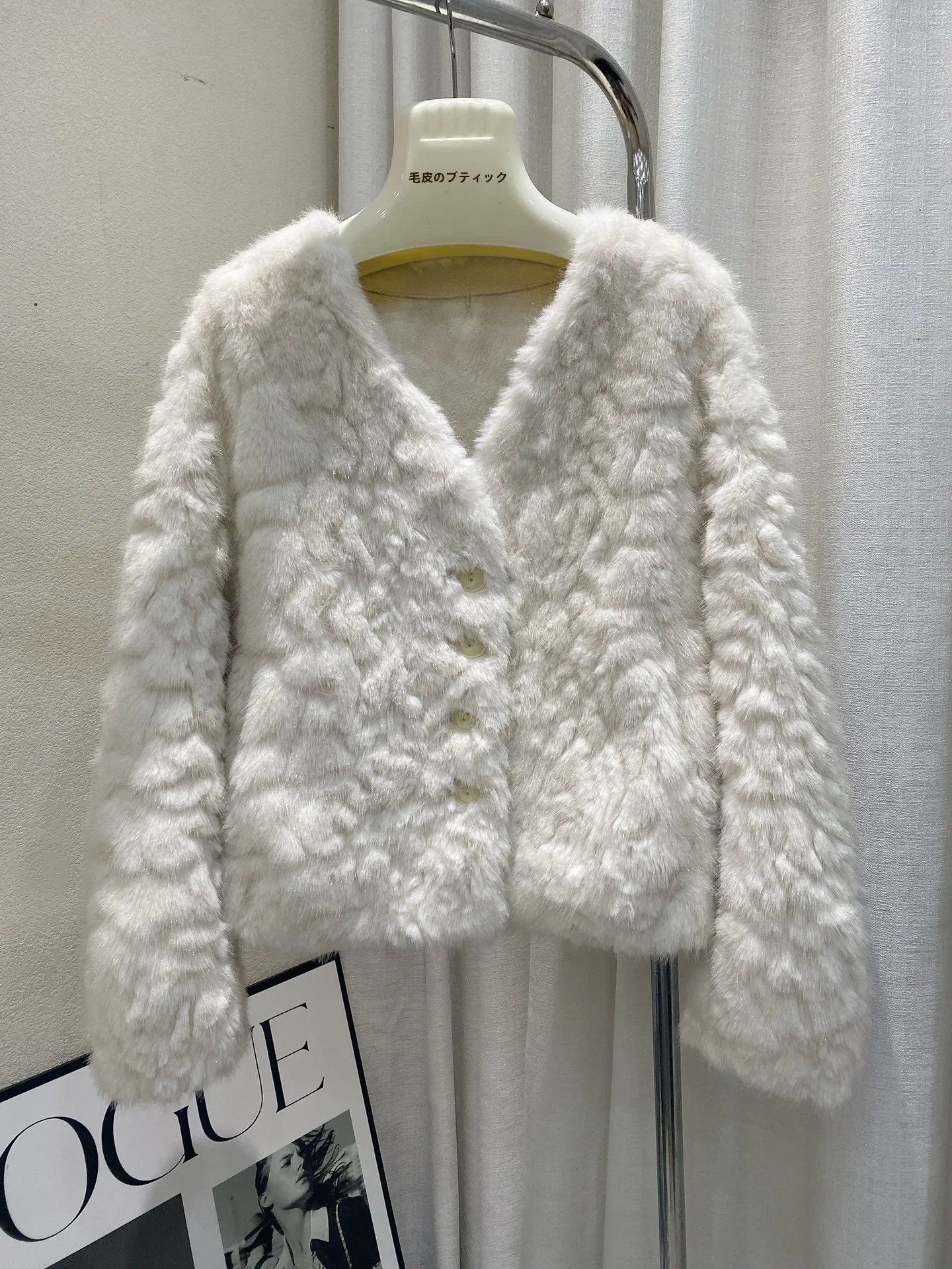 Fashionable Short V-Neck Fur Coat Women's Integrated Leather And Fur Jacket Young Style Autumn Winter New Arrival
Fashionable Short V-Neck Fur Coat Women's Integrated Leather And Fur Jacket Young Style Autumn Winter New Arrival