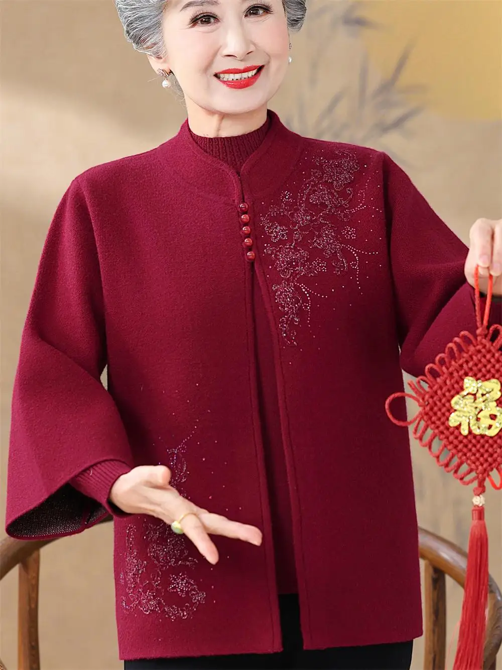 Красный вязаный комплект для женщин старшего возраста: модная осенне-зимняя верхняя одежда, свитер-пальто свободного кроя для свадебных церемоний и повседневной носки
Красный вязаный комплект для женщин старшего возраста: модная осенне-зимняя верхняя одежда, свитер-пальто свободного кроя для свадебных церемоний и повседневной носки
