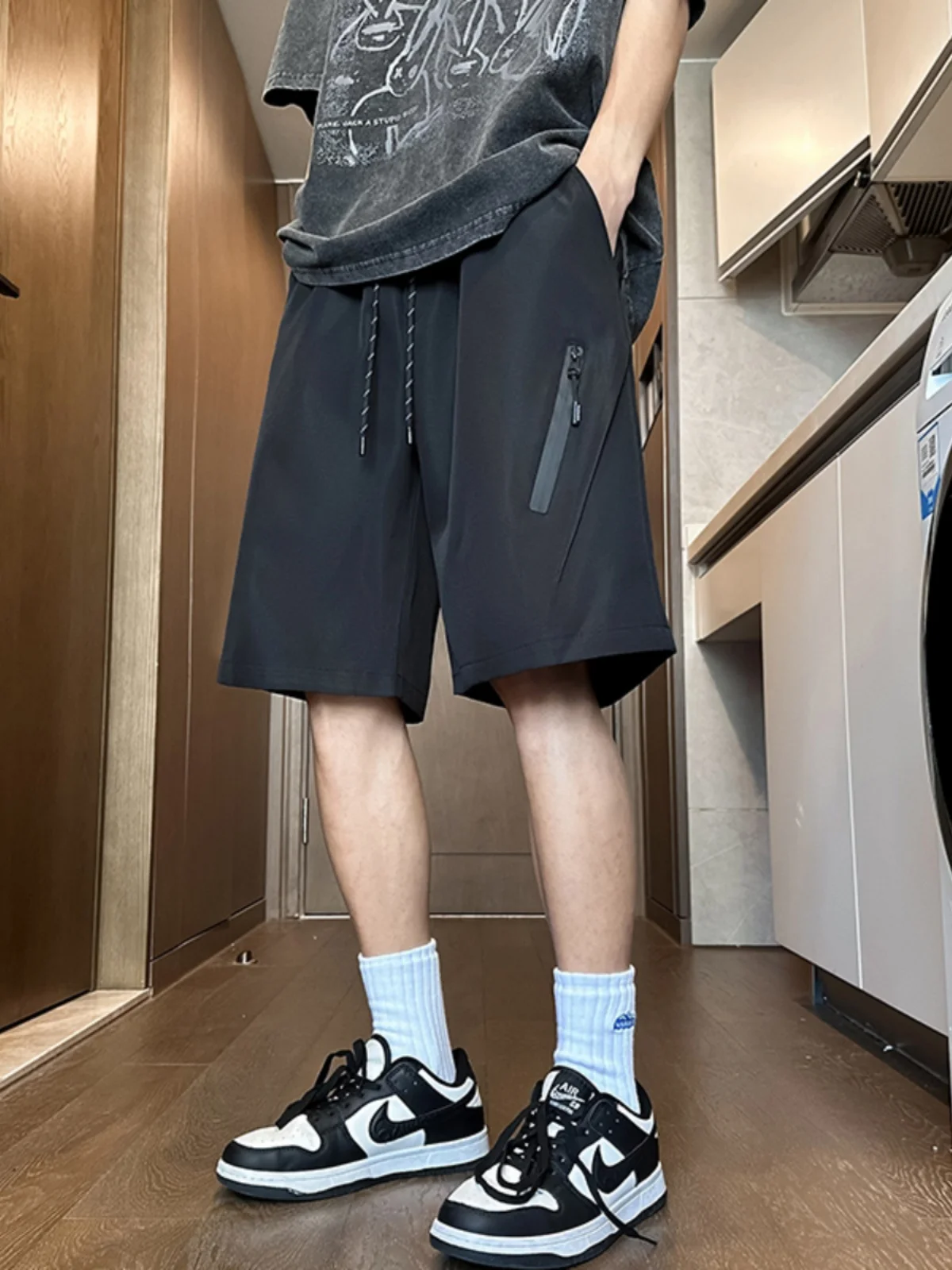 Мужские летние повседневные шорты: модные, свободные, тонкие, длиной до колена, прямого кроя, для активного отдыха, удобные, дышащие, городские
Мужские летние повседневные шорты: модные, свободные, тонкие, длиной до колена, прямого кроя, для активного отдыха, удобные, дышащие, городские