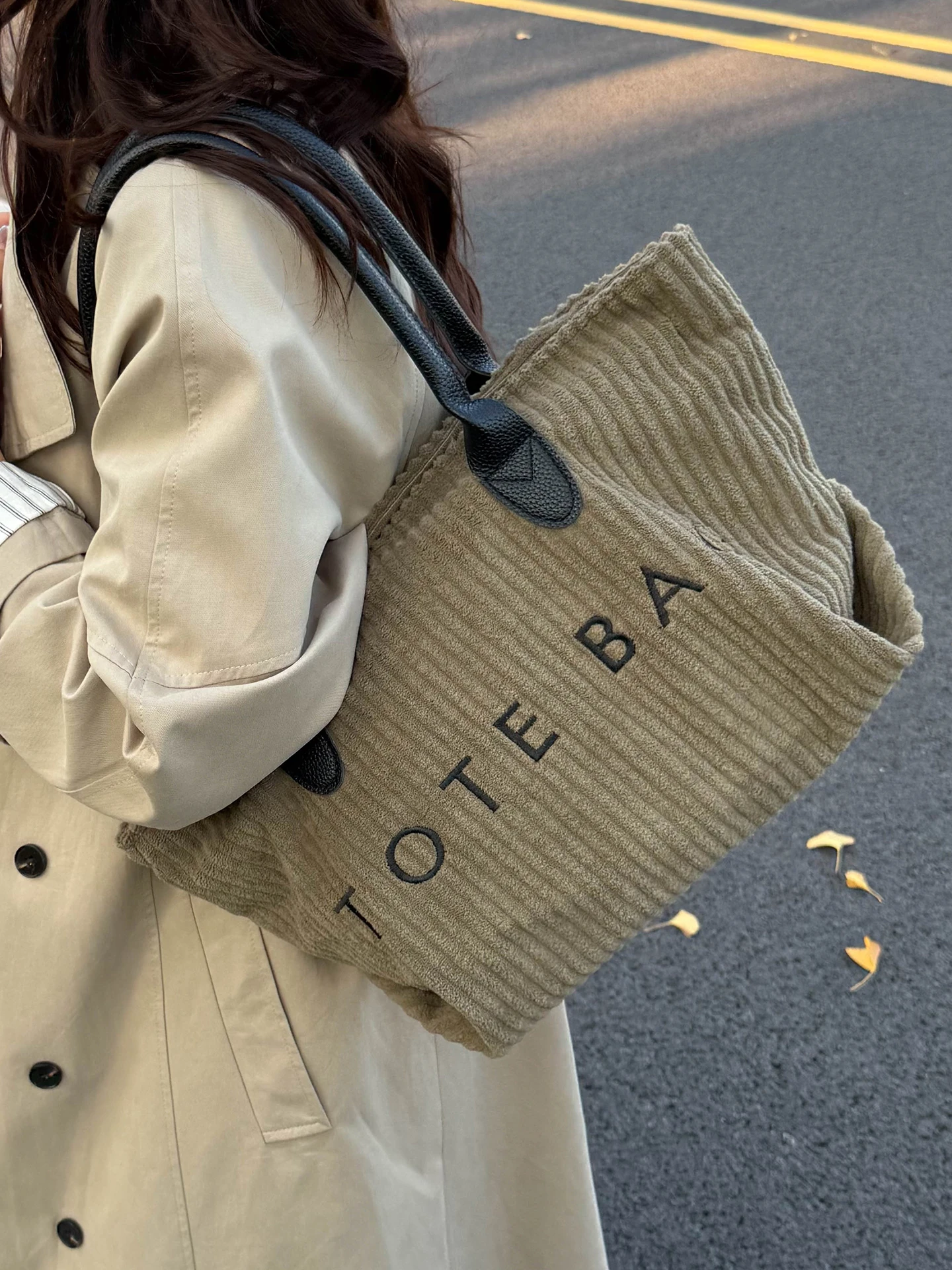 Faionable большая вельветовая большая сумка Capaci, женская новинка 2025 года, сумка на одно плечо, универсальная модная сумка для молодежи
Faionable большая вельветовая большая сумка Capaci, женская новинка 2025 года, сумка на одно плечо, универсальная модная сумка для молодежи