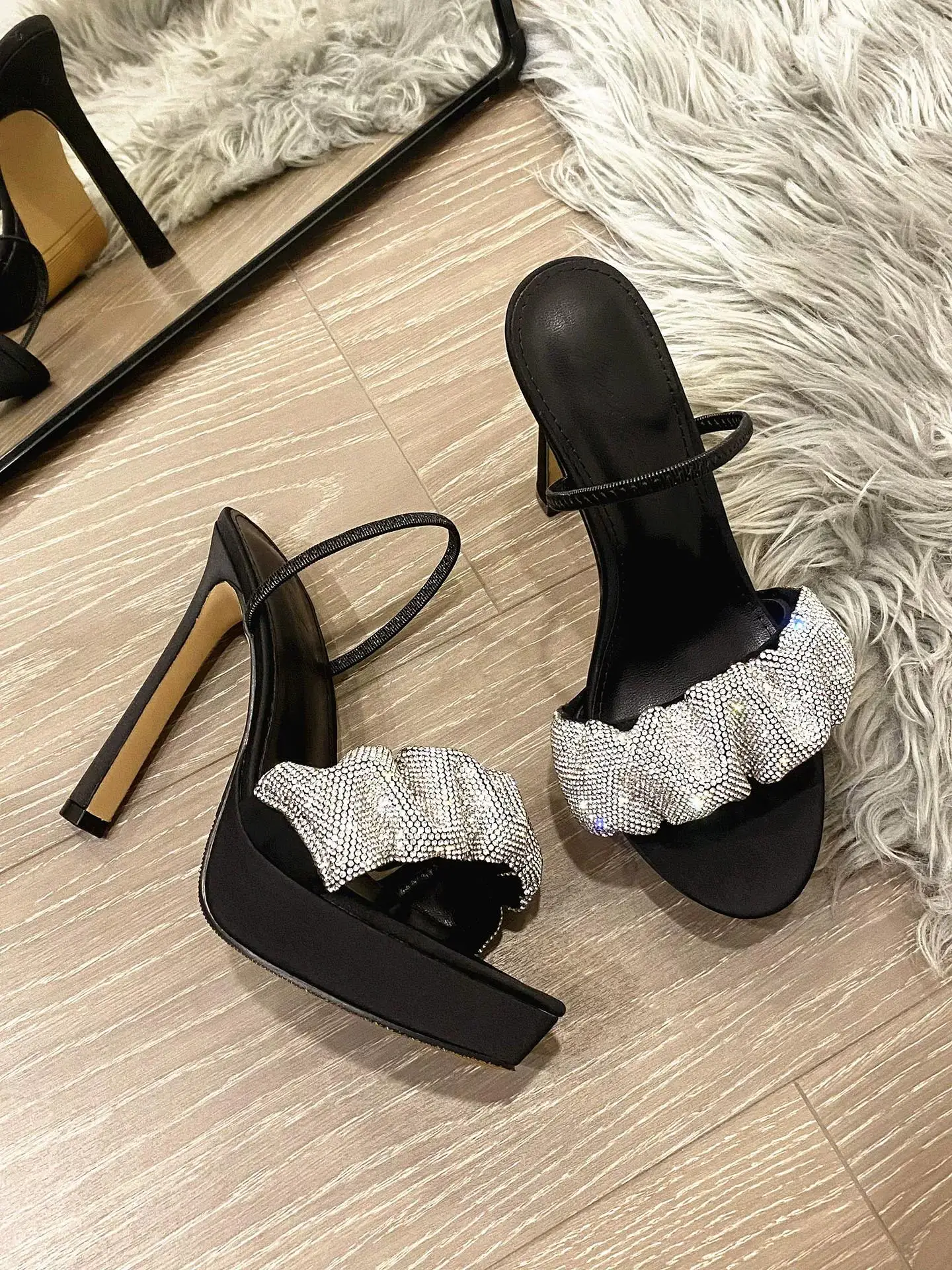 Summer new open-toe waterproof platform rhinestone one-line belt fashion slippers banquet stilto-heeled high-heeled women sandal
Summer new open-toe waterproof platform rhinestone one-line belt fashion slippers banquet stilto-heeled high-heeled women sandal