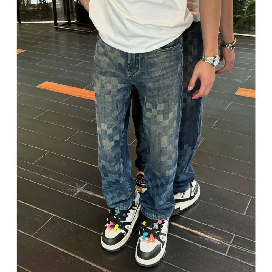 Мужские джинсы прямого кроя в стиле ретро с американским цифровым клетчатым узором, свободные, молодежные, трендовые, осень 2025, повседневные, прямого силуэта
Мужские джинсы прямого кроя в стиле ретро с американским цифровым клетчатым узором, свободные, молодежные, трендовые, осень 2025, повседневные, прямого силуэта