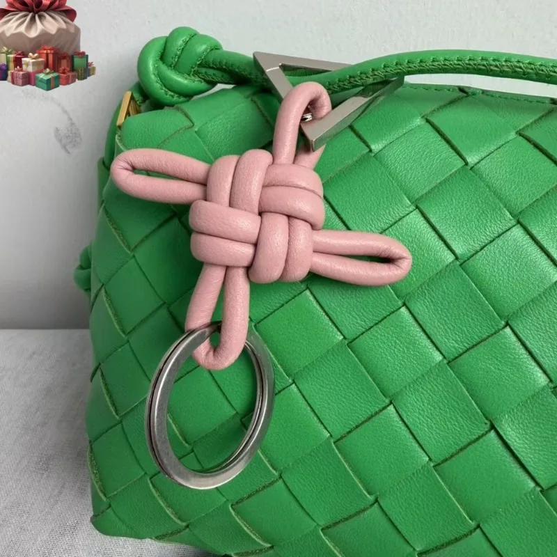 New lambskin woven Chinese knot car keychain men's and women's genuine leather bag pendant pendant high-end gift
New lambskin woven Chinese knot car keychain men's and women's genuine leather bag pendant pendant high-end gift