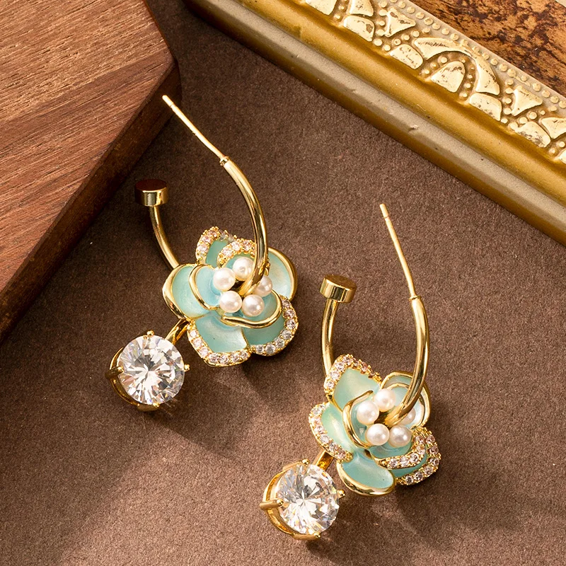 Elegant French style pearl camellia earrings, exquisite high-end floral setting with zircon S925 silver needle earrings
Elegant French style pearl camellia earrings, exquisite high-end floral setting with zircon S925 silver needle earrings