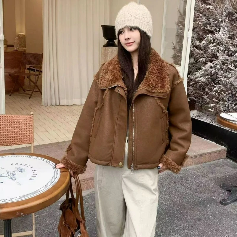 Женское пальто из искусственной кожи с лацканами из овчины, осень/зима 2026, новая цельная утепленная флисовая куртка в корейском стиле, модная теплая куртка
Женское пальто из искусственной кожи с лацканами из овчины, осень/зима 2026, новая цельная утепленная флисовая куртка в корейском стиле, модная теплая куртка