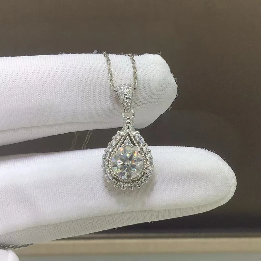 S925 High Quality Moissanite Diamond Waterdrop Pendant Fashion Elegance Jewelry Birthday Women Mature Charm Gift
S925 High Quality Moissanite Diamond Waterdrop Pendant Fashion Elegance Jewelry Birthday Women Mature Charm Gift