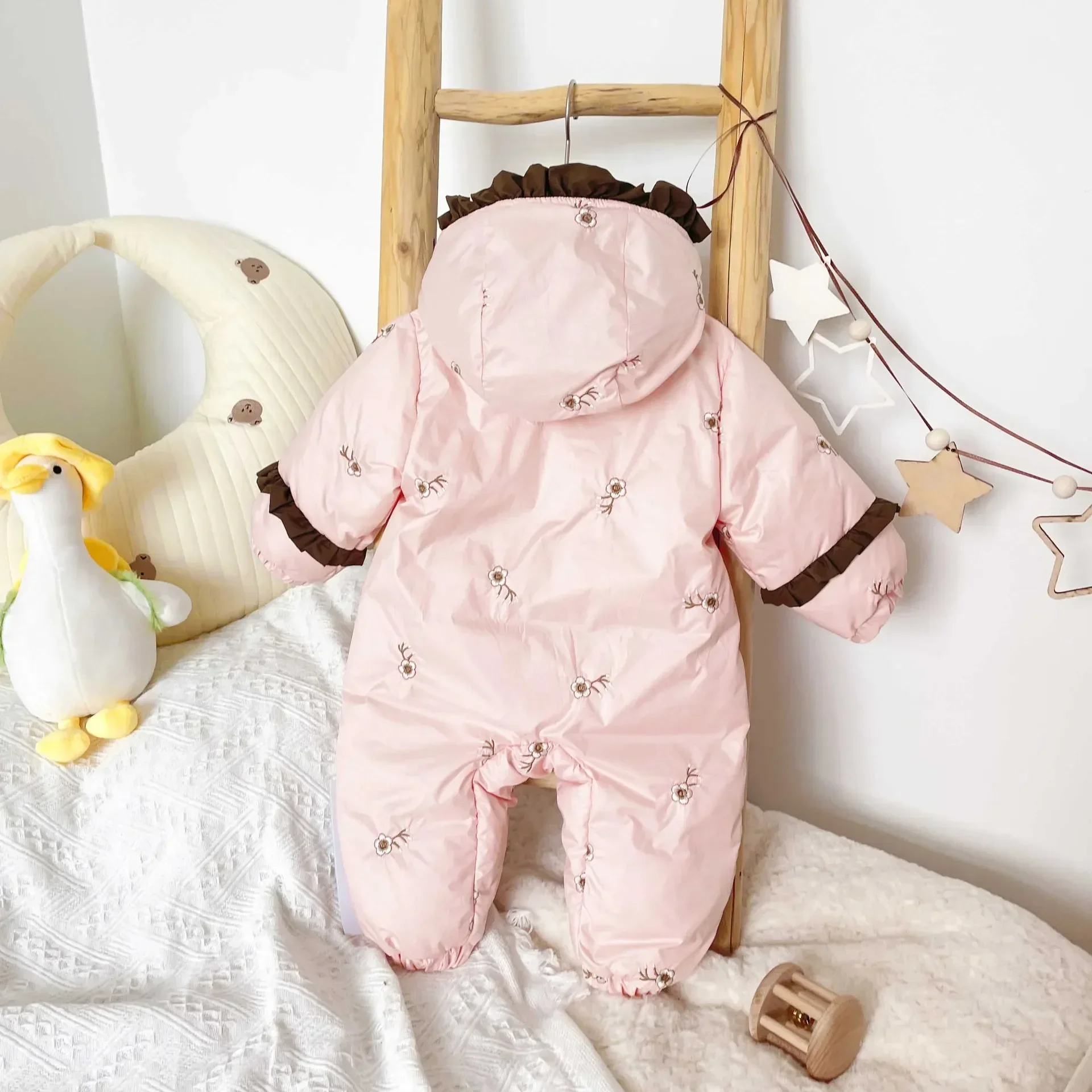 Winter 2023 Korean Infnat Girls Down Rompers Flower Printed Lace Hooded Border Baby Girls Jumpsuit Newborn Girls Snowwears
Winter 2023 Korean Infnat Girls Down Rompers Flower Printed Lace Hooded Border Baby Girls Jumpsuit Newborn Girls Snowwears