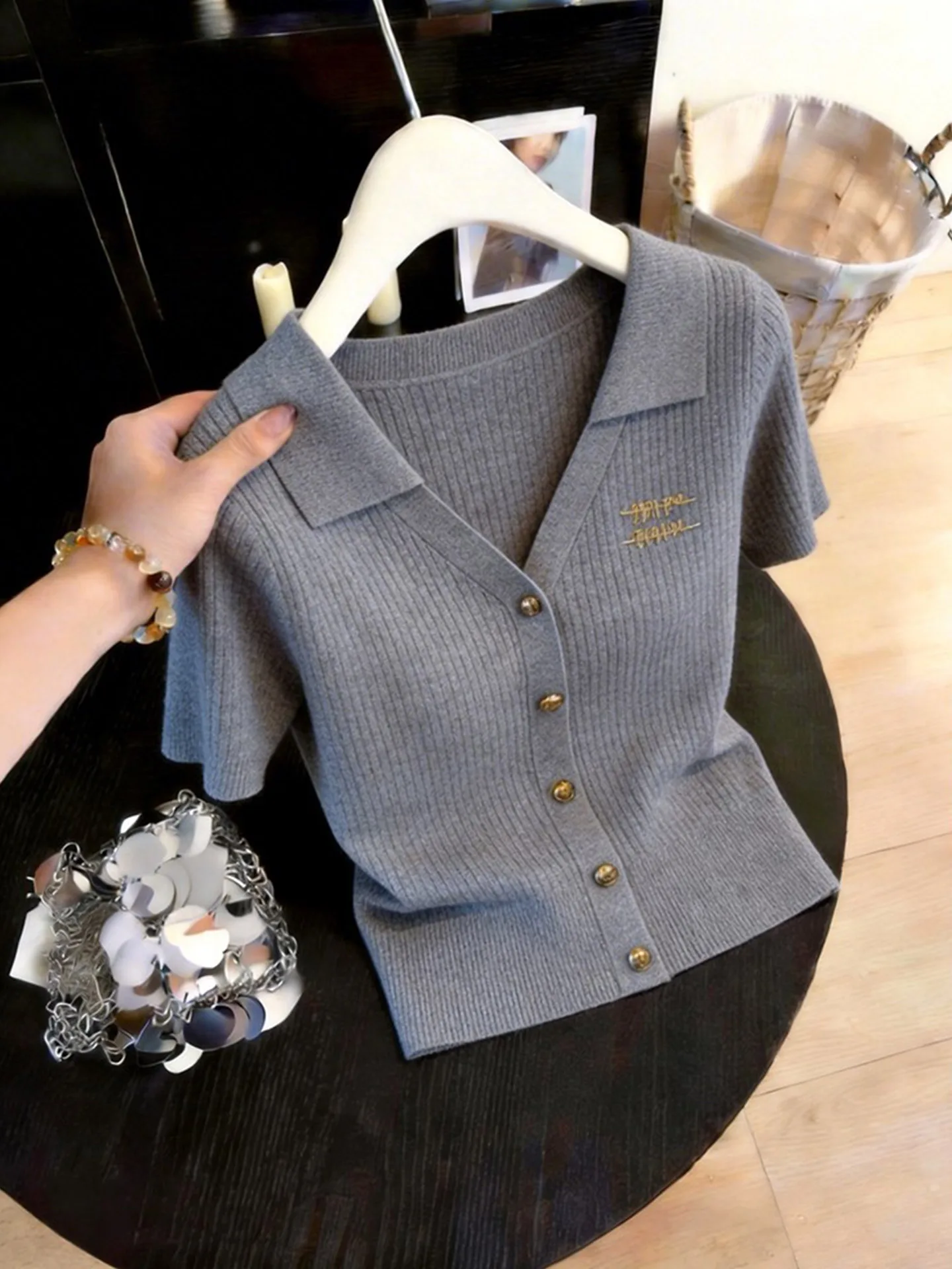 Slim Fit Short Sleeve Knitwear Women's Summer New Style Lightweight Luxury Collar Top plus Size Fashionable Versatile Shirt
Slim Fit Short Sleeve Knitwear Women's Summer New Style Lightweight Luxury Collar Top plus Size Fashionable Versatile Shirt