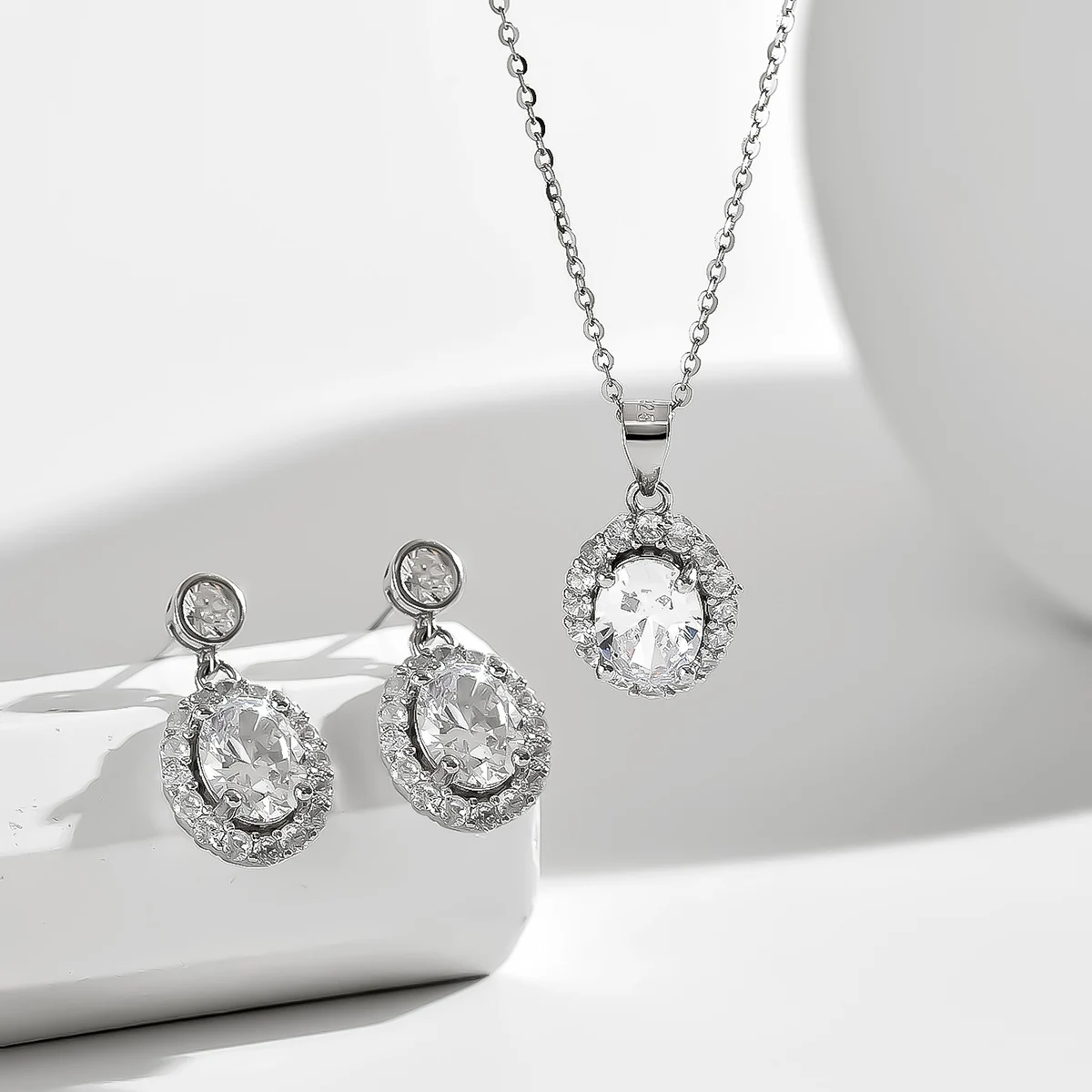 3-piece set of fashionable sparkling water droplet shaped zircon 925 silver pendant chain necklace earrings for ladies celebrati
3-piece set of fashionable sparkling water droplet shaped zircon 925 silver pendant chain necklace earrings for ladies celebrati
