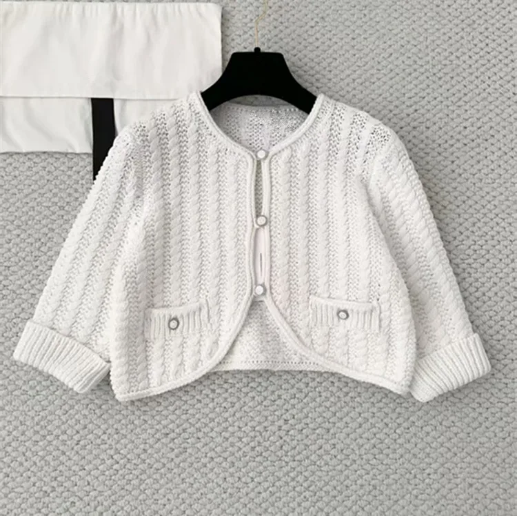 Индивидуальная европейская и американская женская одежда на зиму 2025 года. Однобортный вязаный свитер с рукавами пять четвертей. Кардиган.
Индивидуальная европейская и американская женская одежда на зиму 2025 года. Однобортный вязаный свитер с рукавами пять четвертей. Кардиган.