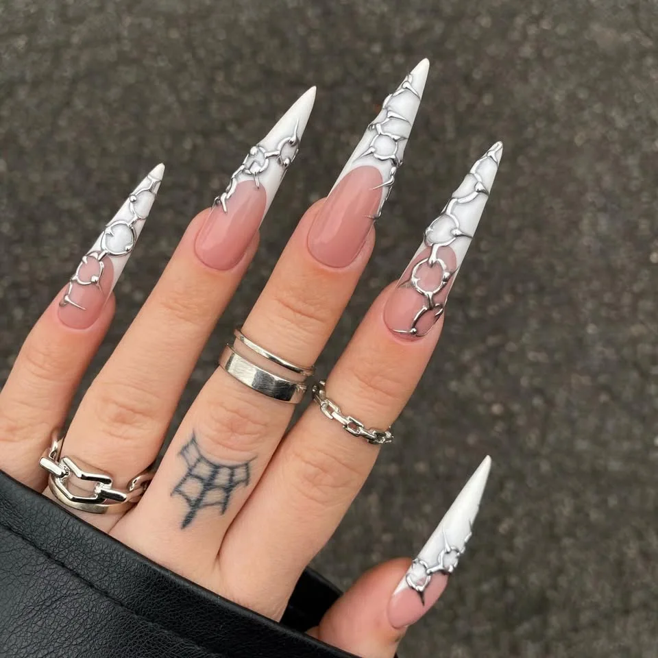 24pcs Y2K Silver Press on Nails Metal Thorn Chain Design Fake Nail Extra Long Point False Nail for Women Full Coverage Nail Tips
24pcs Y2K Silver Press on Nails Metal Thorn Chain Design Fake Nail Extra Long Point False Nail for Women Full Coverage Nail Tips