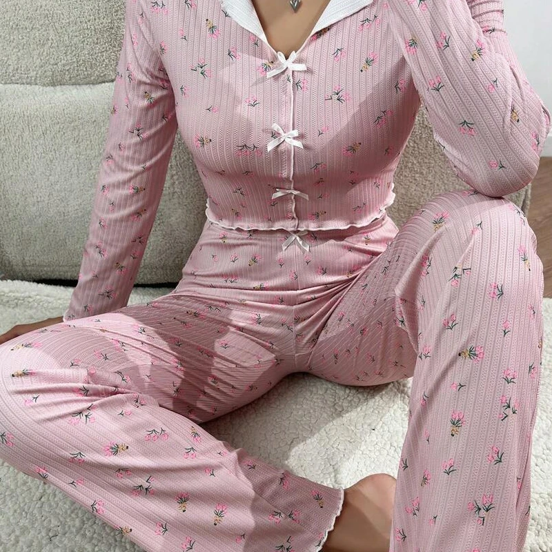 Cozy Floral Print 2Pcs Pajama Set Long Sleeve Lapel Bow Decor Top And Long Pants Fit Women's Soft Sleepwear Loungewear Homedress
Cozy Floral Print 2Pcs Pajama Set Long Sleeve Lapel Bow Decor Top And Long Pants Fit Women's Soft Sleepwear Loungewear Homedress