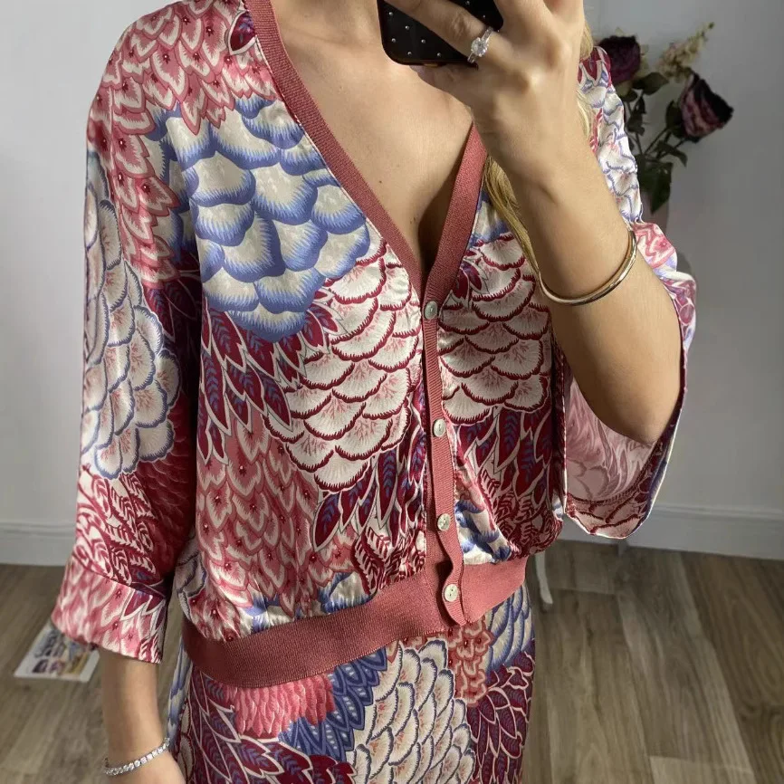 Элегантная атласная рубашка с v-образным вырезом и высокой талией, комплект юбки трапециевидной формы, модная лоскутная юбка с принтом, комплект для женщин, женская одежда из 2 предметов, уличная одежда
Элегантная атласная рубашка с v-образным вырезом и высокой талией, комплект юбки трапециевидной формы, модная лоскутная юбка с принтом, комплект для женщин, женская одежда из 2 предметов, уличная одежда