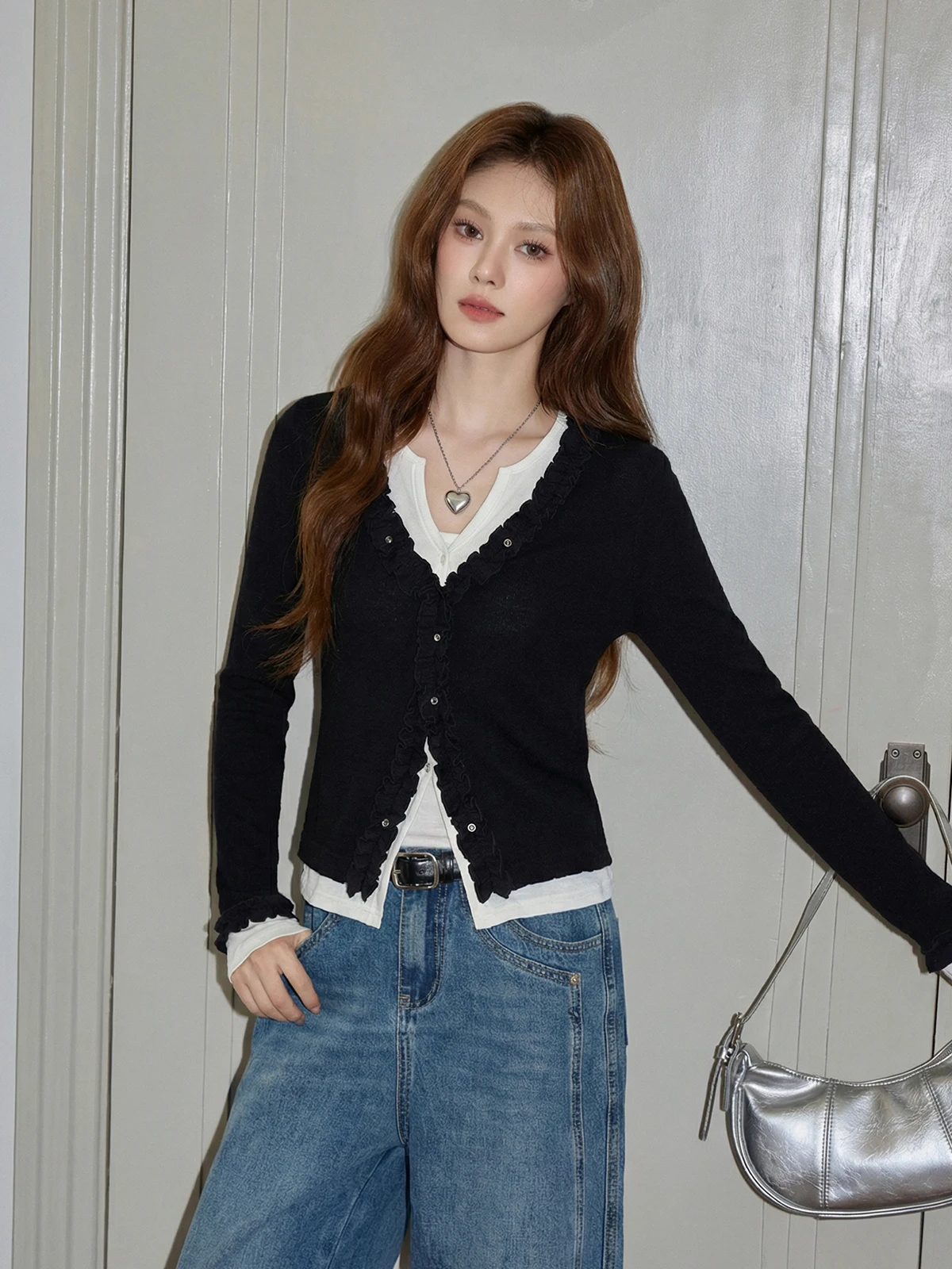Spring Early Korean Sle Long Sve Slim Fit Women's T-irt with Wood ain Design Casual Inner Wear Top
Spring Early Korean Sle Long Sve Slim Fit Women's T-irt with Wood ain Design Casual Inner Wear Top