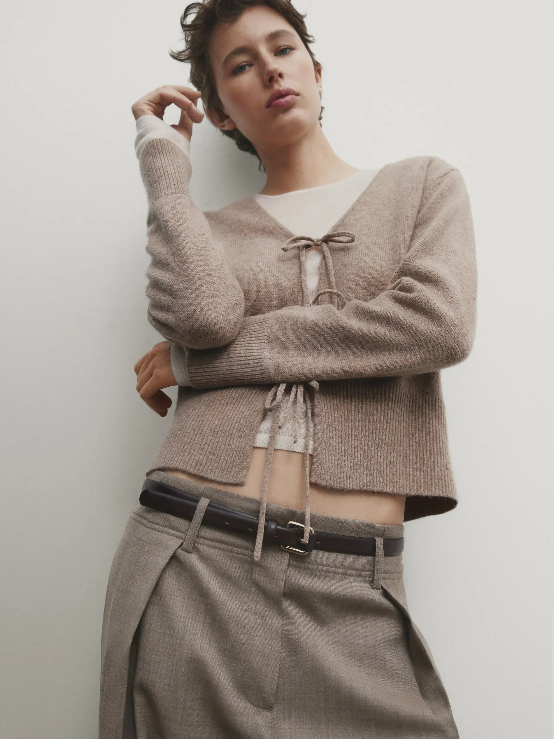Ethereal costume 2025 massidutti spring new style of Women's casual fashion new Chinese knot design wool blend V-neck sweater
Ethereal costume 2025 massidutti spring new style of Women's casual fashion new Chinese knot design wool blend V-neck sweater