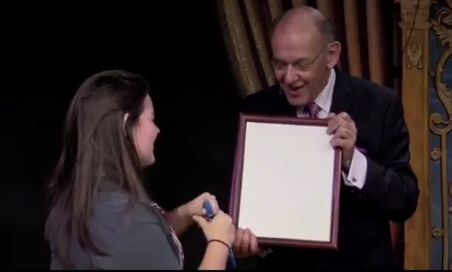 Волшебная доска для рисования, иллюзия, мгновенный портрет, блокнот для рисования для профессионалов, сценический волшебный реквизит, уличный комедийный трюк
Волшебная доска для рисования, иллюзия, мгновенный портрет, блокнот для рисования для профессионалов, сценический волшебный реквизит, уличный комедийный трюк