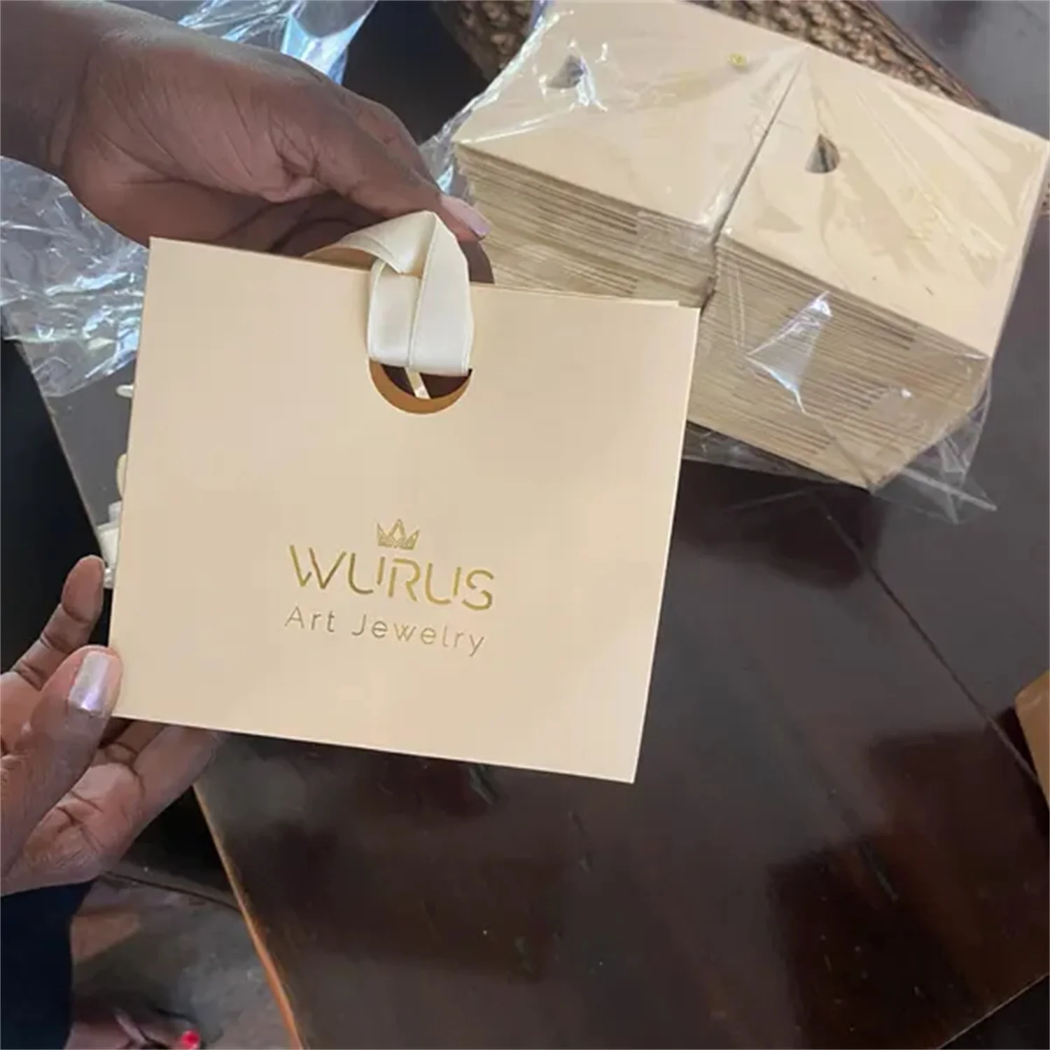 500pcs/lot Customizable Luxury Cosmetics Wedding Boutique Shopper Custom Small Gift Jewelry Paper Bag with Logo
500pcs/lot Customizable Luxury Cosmetics Wedding Boutique Shopper Custom Small Gift Jewelry Paper Bag with Logo