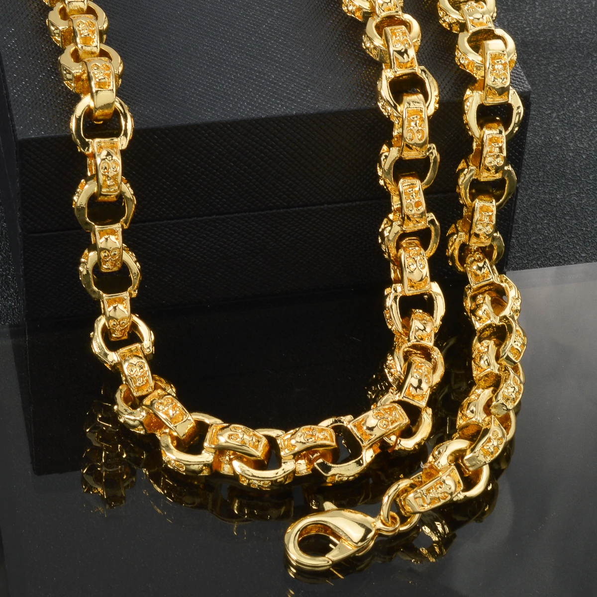 Dubai 18k Gold Plated Jewelry Set Copper Necklace Bracelet 2Pcs Set Woven Hollow Ring Clasp Hip-hop Accessories Daily Wear Gifts 
Dubai 18k Gold Plated Jewelry Set Copper Necklace Bracelet 2Pcs Set Woven Hollow Ring Clasp Hip-hop Accessories Daily Wear Gifts