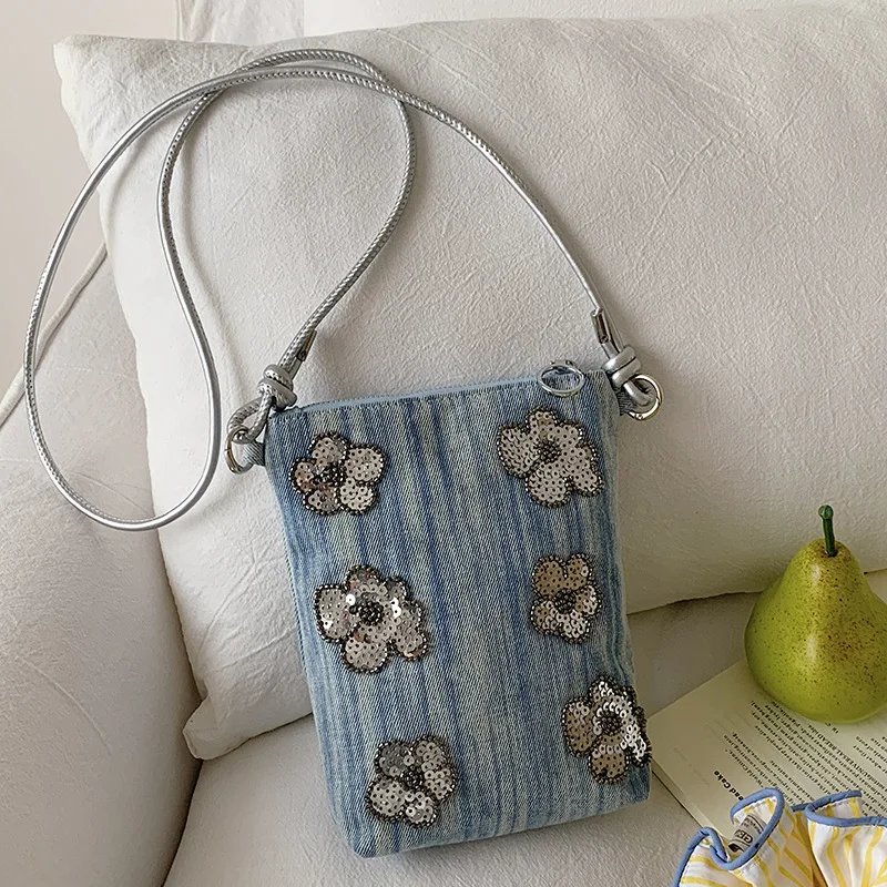 Niche Design Retro New Fashion Sequin Shoulder Bag Compact And Lightweight Mobile Phone Storage Embroidered Shoulder Bag
Niche Design Retro New Fashion Sequin Shoulder Bag Compact And Lightweight Mobile Phone Storage Embroidered Shoulder Bag