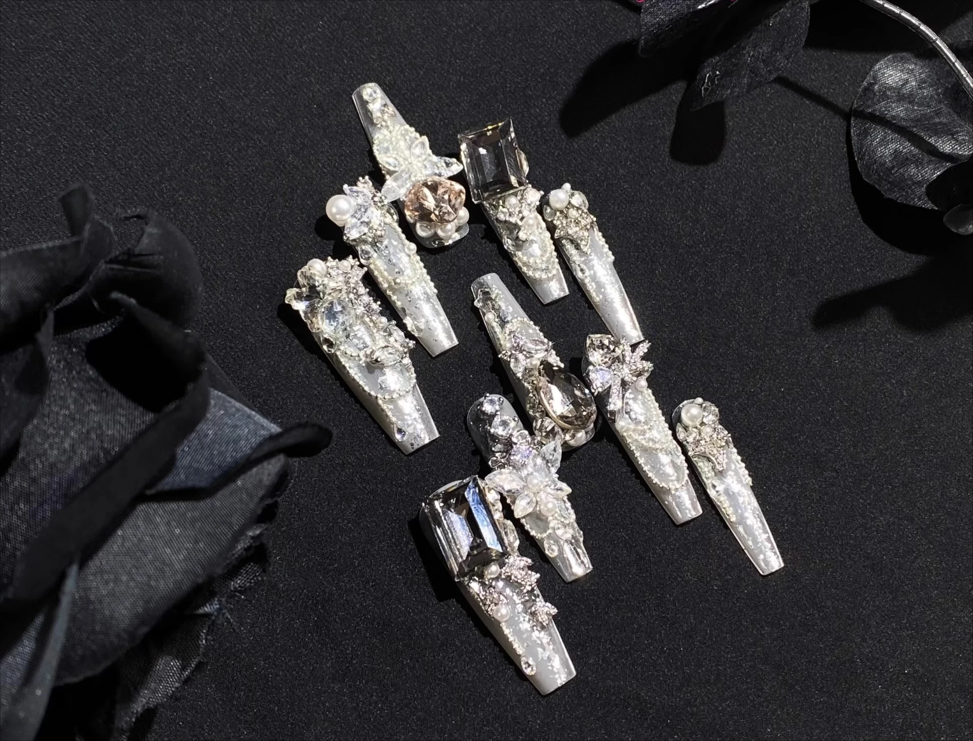 Hand-worn Autumn and Winter White Manicure Gray Black Wedding Manicure New Year's Butterfly Full of Zirconium Nail Pieces
Hand-worn Autumn and Winter White Manicure Gray Black Wedding Manicure New Year's Butterfly Full of Zirconium Nail Pieces