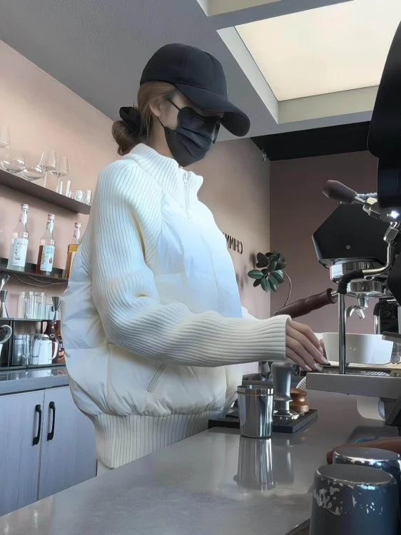 Корейская повседневная вязаная хлопковая куртка для женщин, свободного кроя, с эффектом омоложения, весенняя, с воротником-стойкой, комбинированная
Корейская повседневная вязаная хлопковая куртка для женщин, свободного кроя, с эффектом омоложения, весенняя, с воротником-стойкой, комбинированная