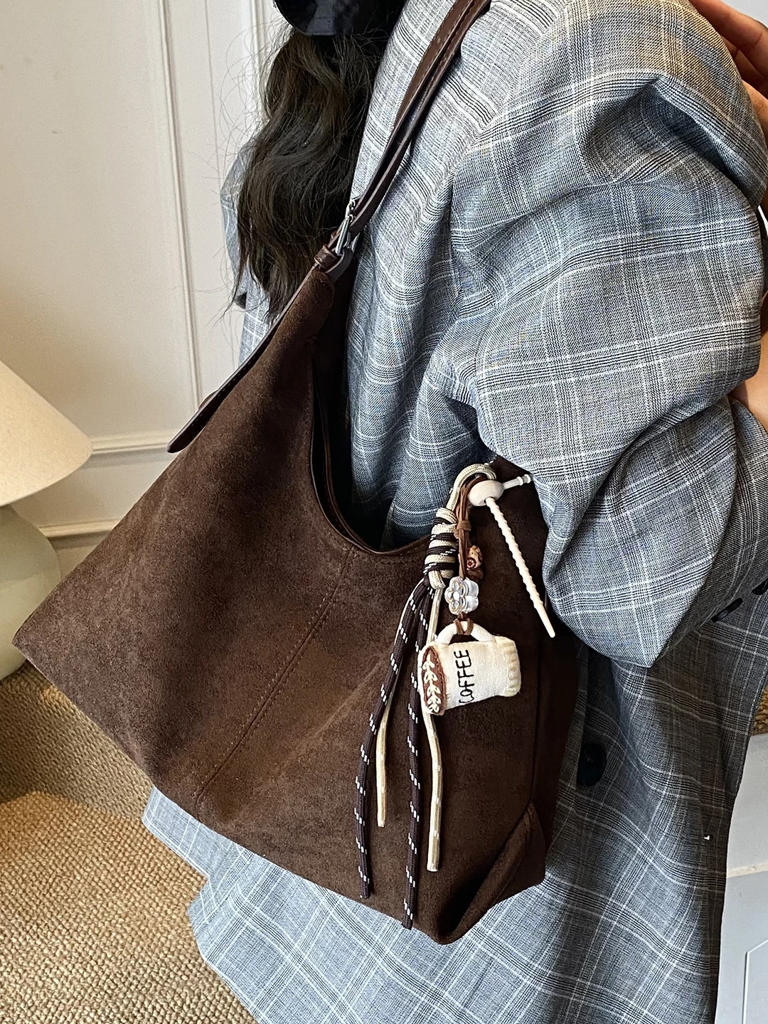 Hong Kong IT HKINS Velvet Underarm Tote Bag 2026 New Large Capaci Commuter Women's Bag Casual Simple Sle Single oulder
Hong Kong IT HKINS Velvet Underarm Tote Bag 2026 New Large Capaci Commuter Women's Bag Casual Simple Sle Single oulder