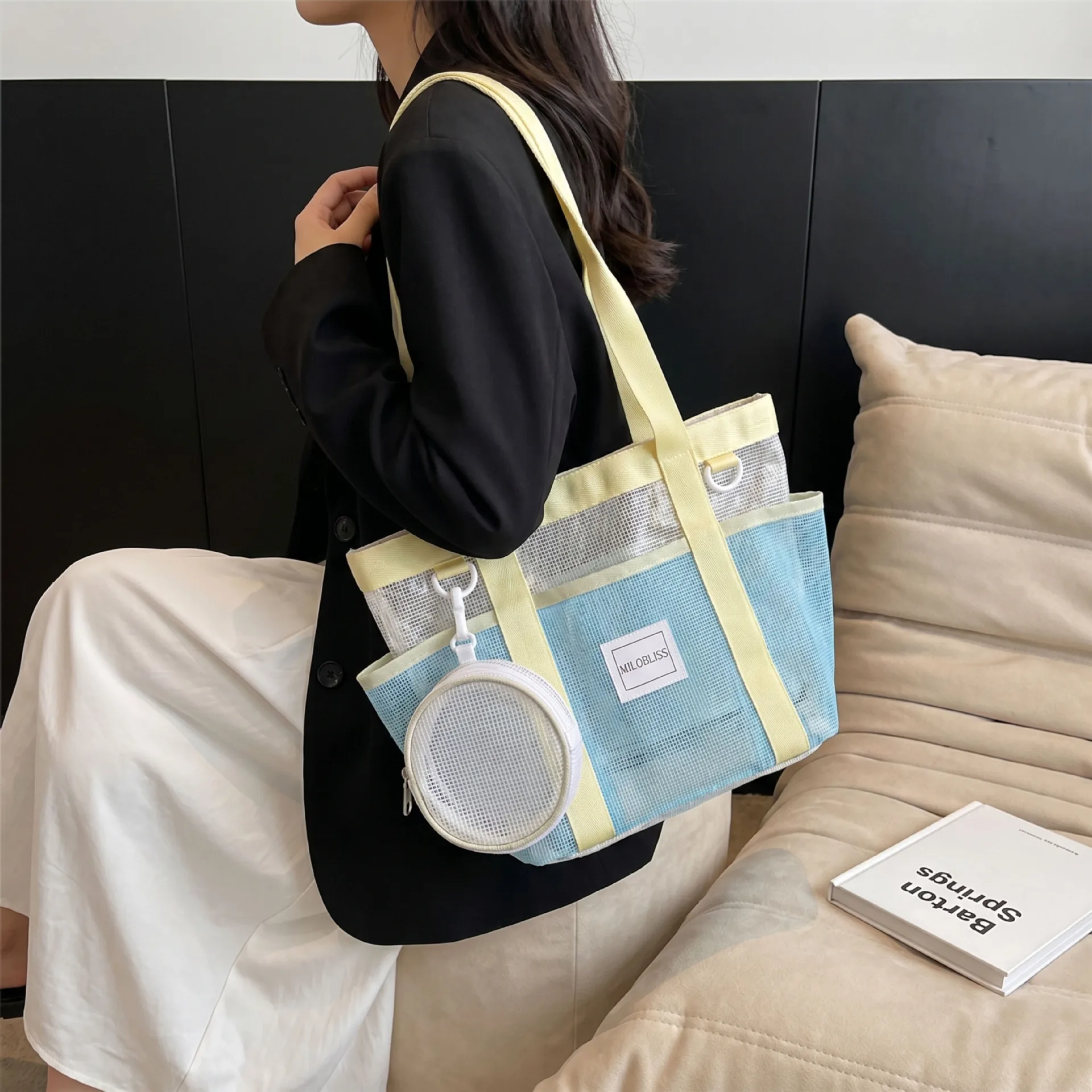 Multi-pocket Contrasting Large-capacity Single-shoulder Beach Bag Tote Storage Mesh Bag Dry and Wet Separation Fitness Bag
Multi-pocket Contrasting Large-capacity Single-shoulder Beach Bag Tote Storage Mesh Bag Dry and Wet Separation Fitness Bag
