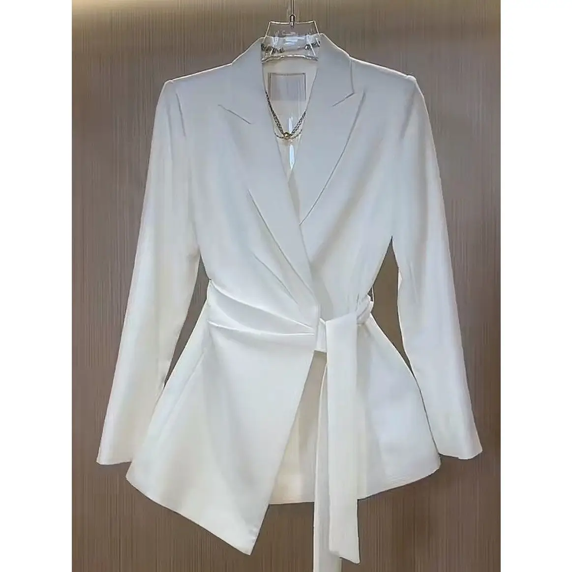 2026 Autumn New Belt Slim Fit Waist Cinching Suit Jacket For Women Slim Design Casual Professional Wear Small Suit Blazer White
2026 Autumn New Belt Slim Fit Waist Cinching Suit Jacket For Women Slim Design Casual Professional Wear Small Suit Blazer White