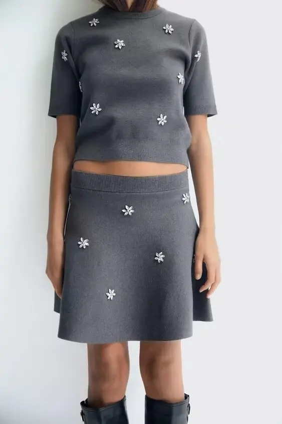 Skirt 2024 Autumn/Winter New Product Women's Irregular Bump Nail Flower Decoration Knitted Mini Skirt
Skirt 2024 Autumn/Winter New Product Women's Irregular Bump Nail Flower Decoration Knitted Mini Skirt