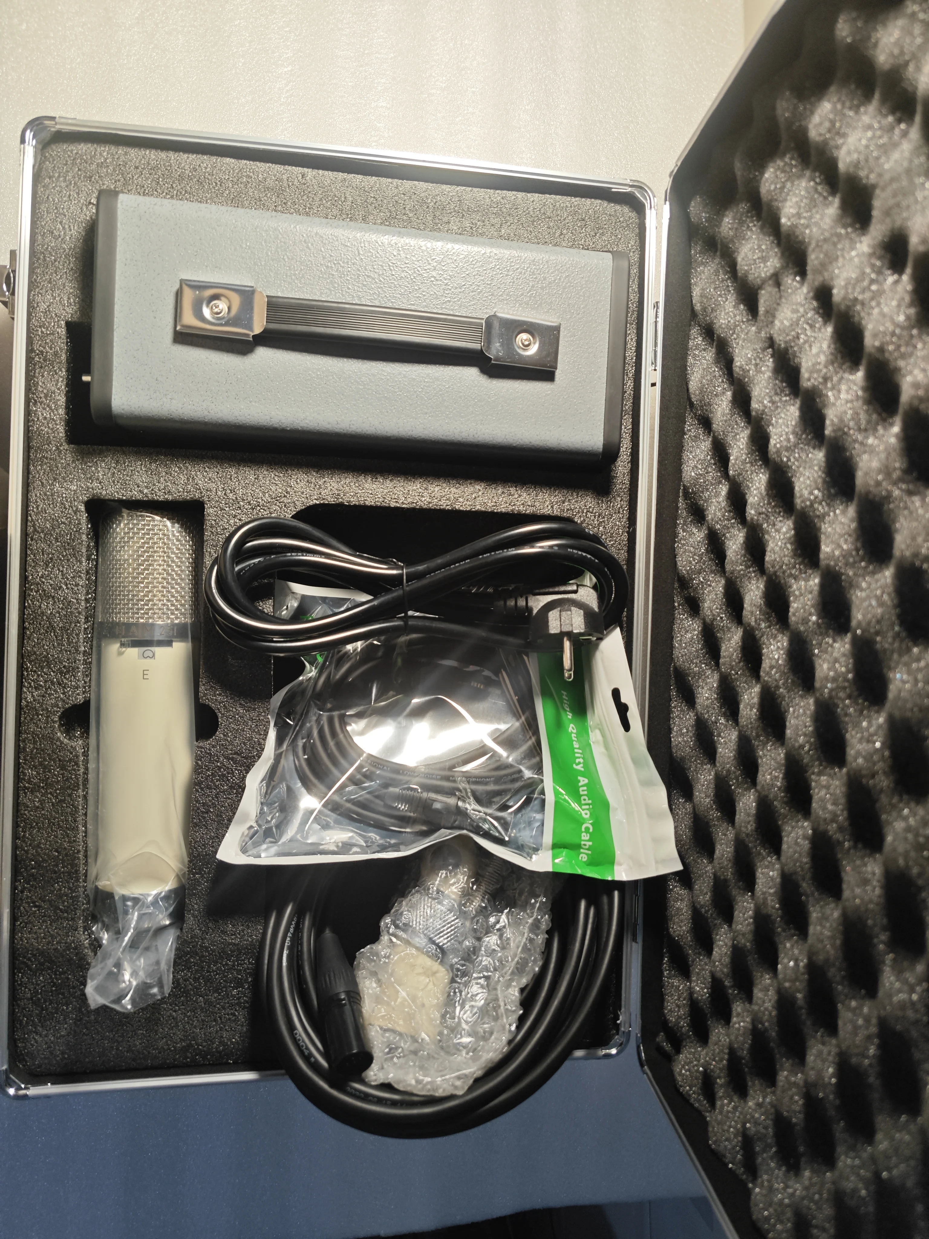 New Professional top-of-the-line tube microphone ELAM-251, suitable for professional recording studios, live streaming/singing
New Professional top-of-the-line tube microphone ELAM-251, suitable for professional recording studios, live streaming/singing