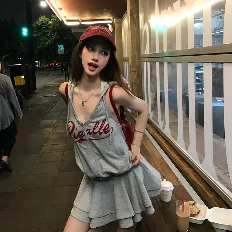 Sweet Hot Girl Casual Suit Women's Summer Gray Printed Zipper Hooded Vest High Waist Skirt Two-piece Set Fashion Female Clothes
Sweet Hot Girl Casual Suit Women's Summer Gray Printed Zipper Hooded Vest High Waist Skirt Two-piece Set Fashion Female Clothes