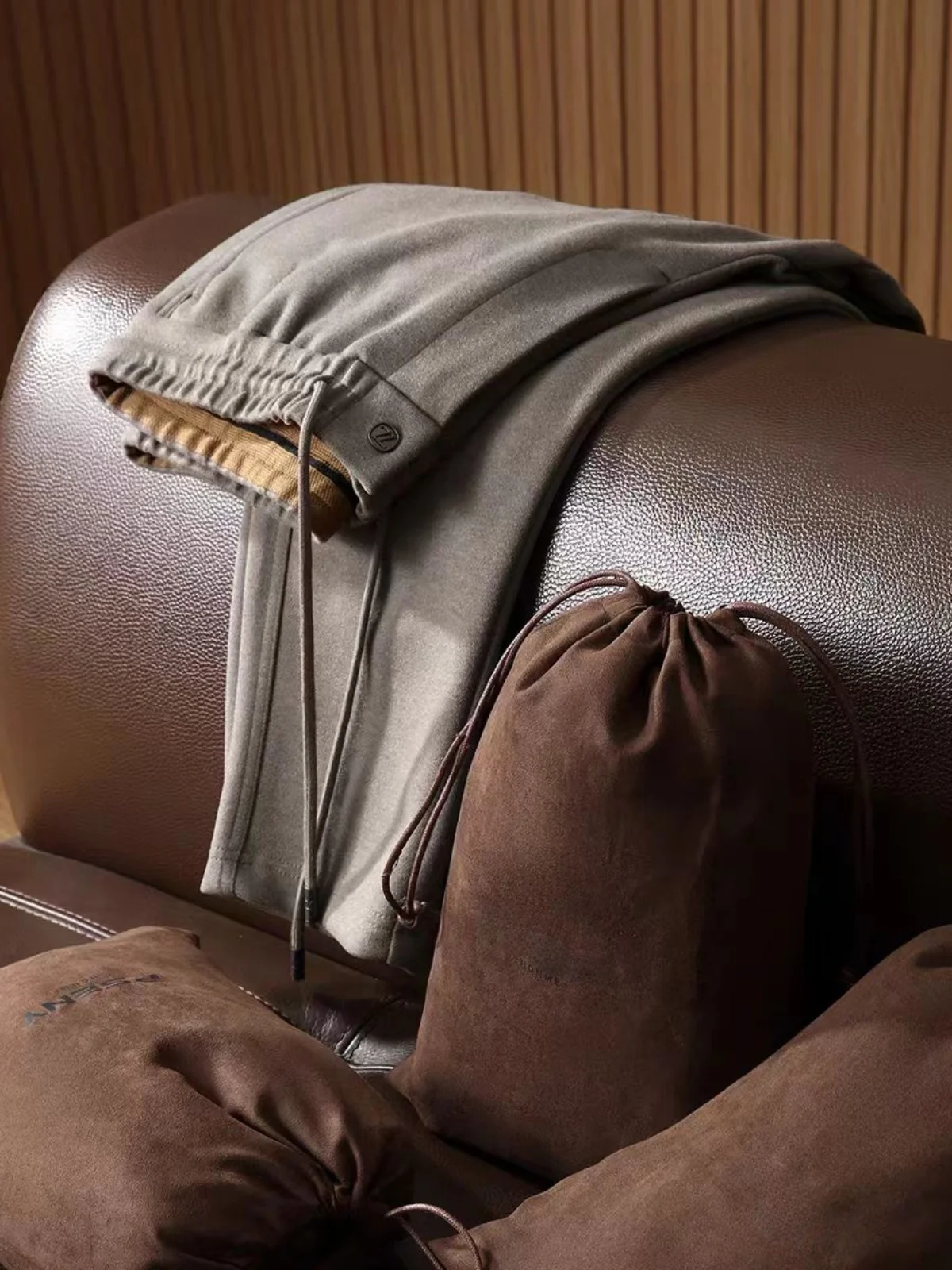 Итальянские высококачественные брюки из ацетатной шерстяной ткани с 3D-кроем для мужчин, осенне-зимние, повседневные, длинные, удобные, прямого кроя
Итальянские высококачественные брюки из ацетатной шерстяной ткани с 3D-кроем для мужчин, осенне-зимние, повседневные, длинные, удобные, прямого кроя