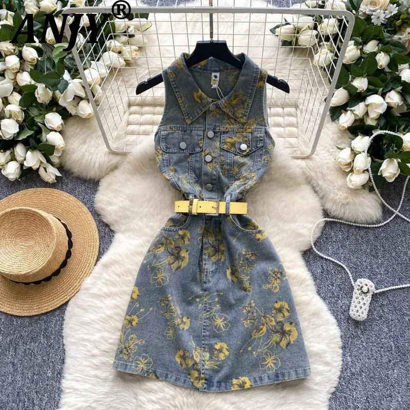 ANJY Summer New Women High Street Vintage Chic Printed Sleeveless Turn-down Collar Belted Waist Cinching Denim Short Dress A8107
ANJY Summer New Women High Street Vintage Chic Printed Sleeveless Turn-down Collar Belted Waist Cinching Denim Short Dress A8107