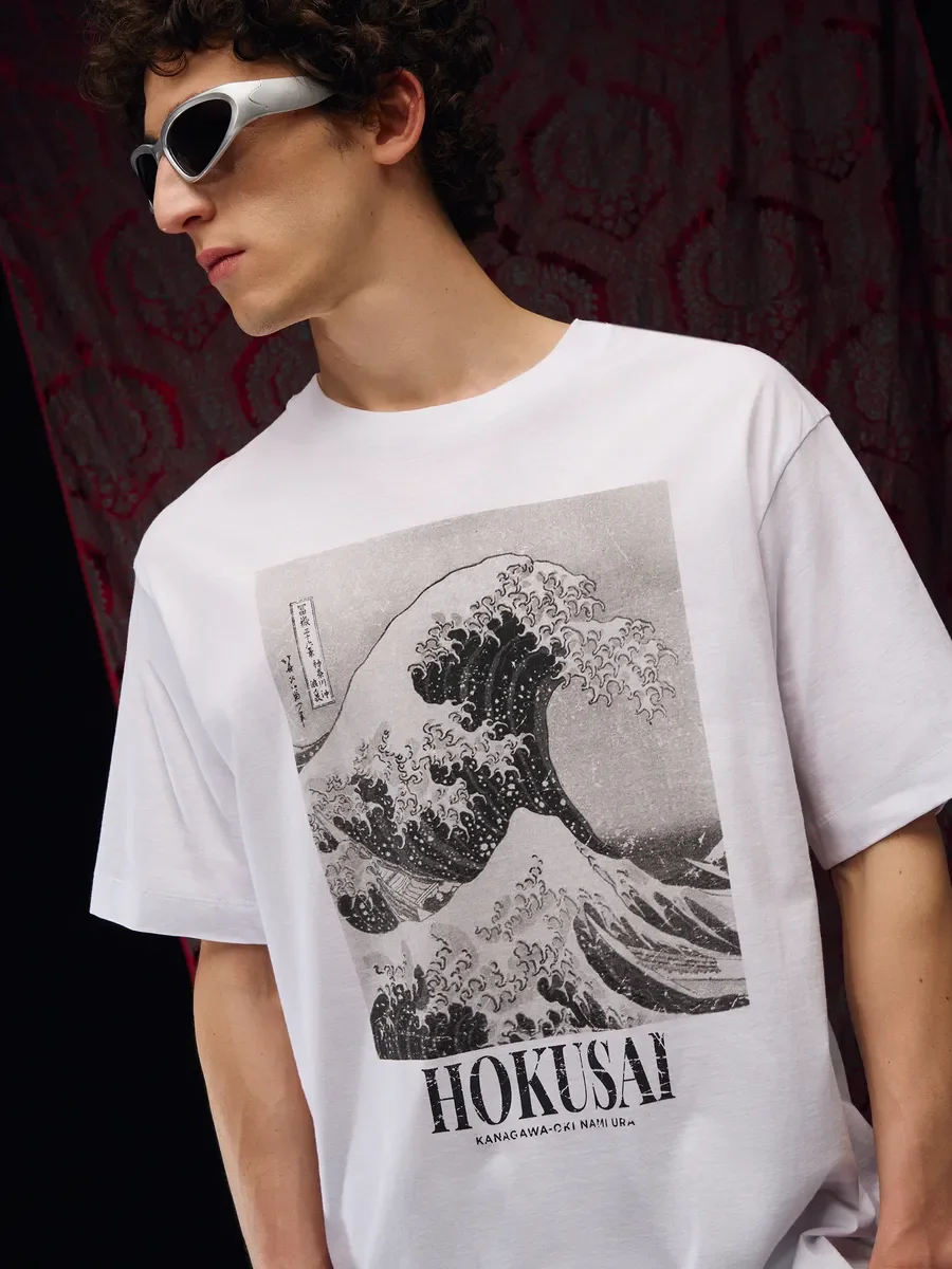 Art T-Shirt Hokusai Great Wave Ukiyo-e Graphic Tee Stylish White Top for Art Enthusiasts & Ukiyo-e Fans in Casual Daily Outfits
Art T-Shirt Hokusai Great Wave Ukiyo-e Graphic Tee Stylish White Top for Art Enthusiasts & Ukiyo-e Fans in Casual Daily Outfits