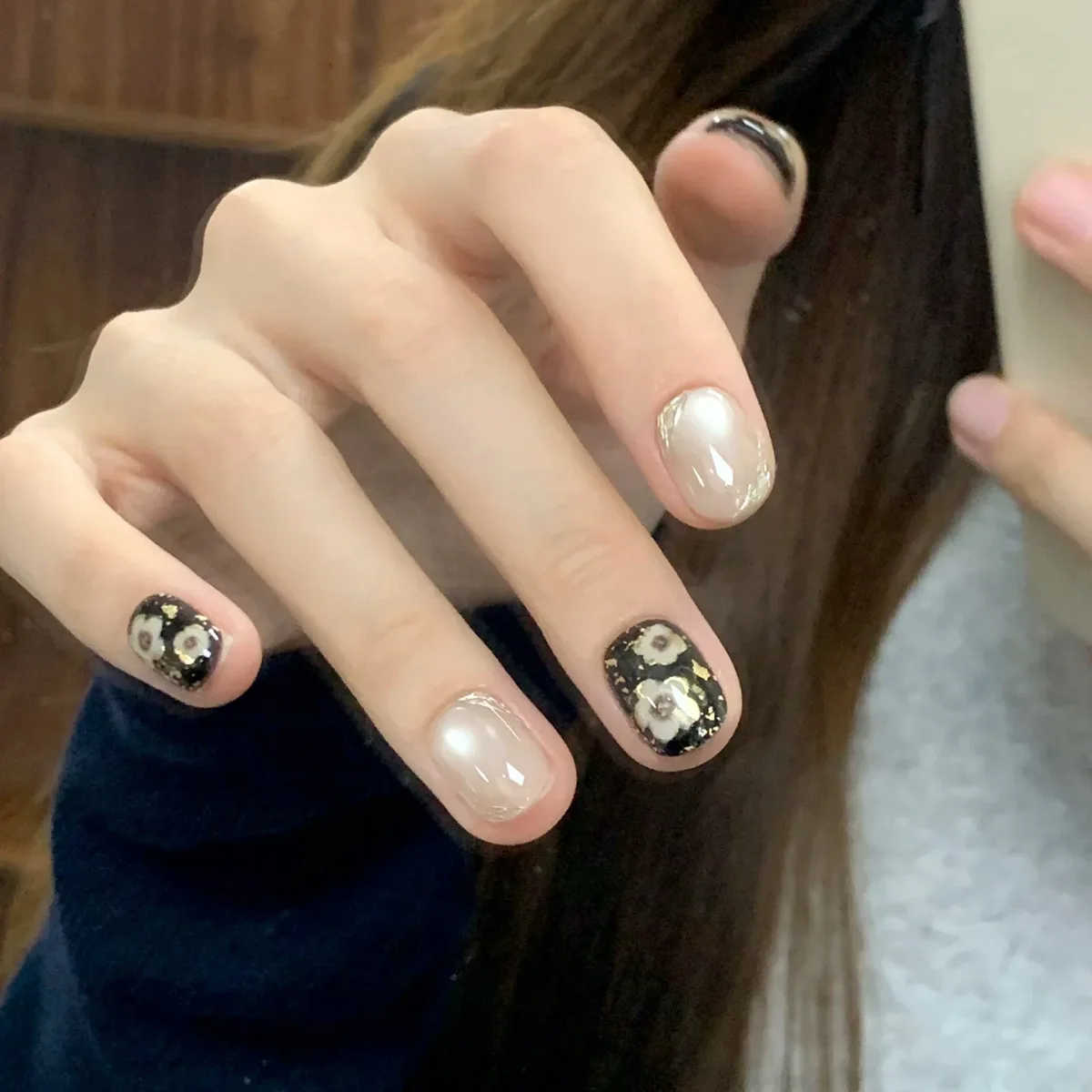 10pcs Handmade Short Press on Nails Retro Dark Color Gold Foil Flower Shiny Cat Eye Design False Nail Wearable Fake Nail Tips
10pcs Handmade Short Press on Nails Retro Dark Color Gold Foil Flower Shiny Cat Eye Design False Nail Wearable Fake Nail Tips