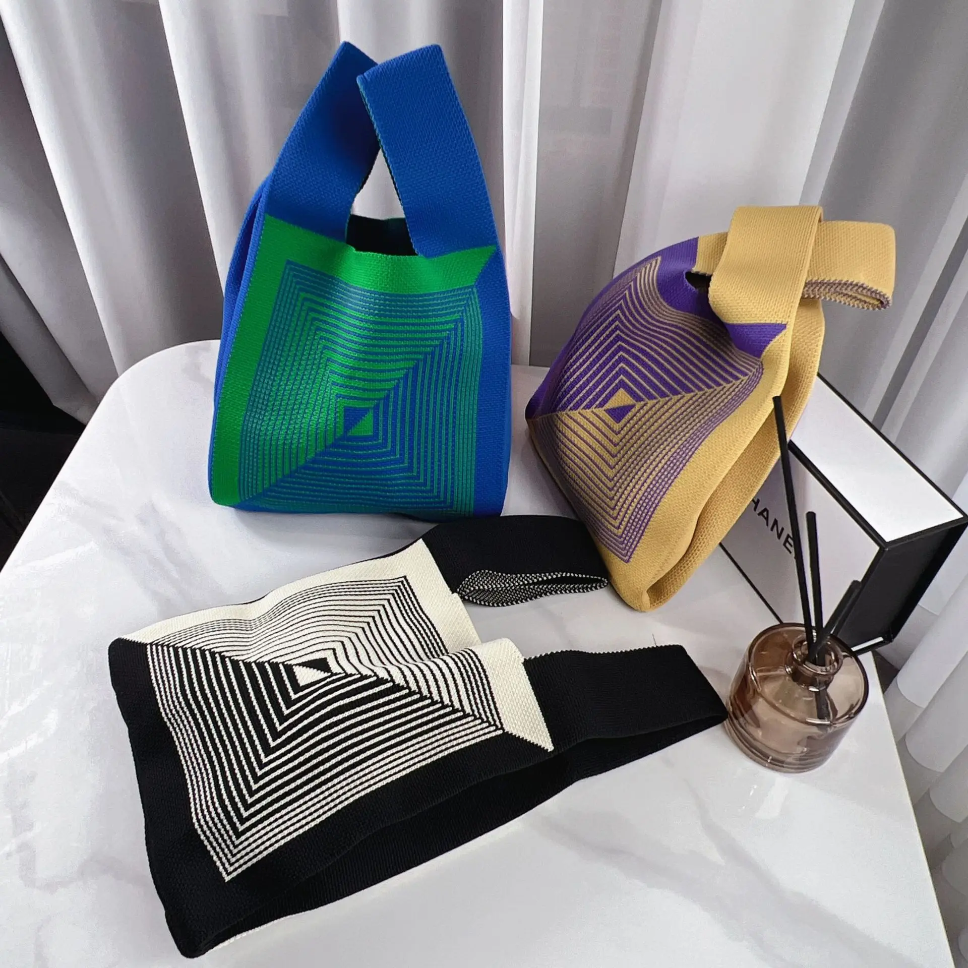 Handbag, women's knitted yarn, water bucket bag, Japanese and Korean versions, versatile, hand-held, casual tote bag, lunch box
Handbag, women's knitted yarn, water bucket bag, Japanese and Korean versions, versatile, hand-held, casual tote bag, lunch box