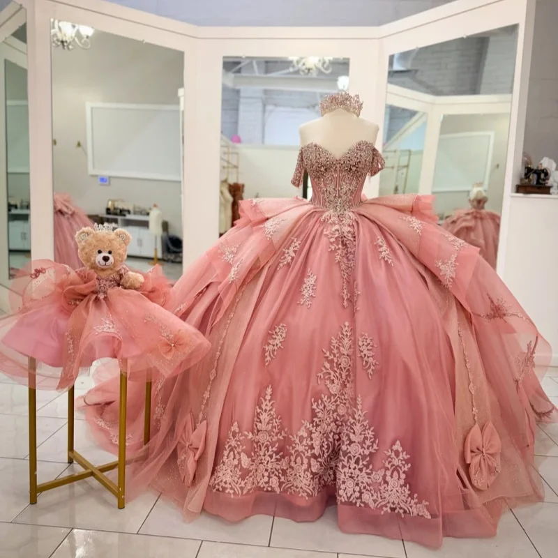 Pink Quinceanera Dress off-shoulder Glitter Crystal Decal Lace Layering Long tail Bow vestidos de 15 Quinceanera Customize
Pink Quinceanera Dress off-shoulder Glitter Crystal Decal Lace Layering Long tail Bow vestidos de 15 Quinceanera Customize