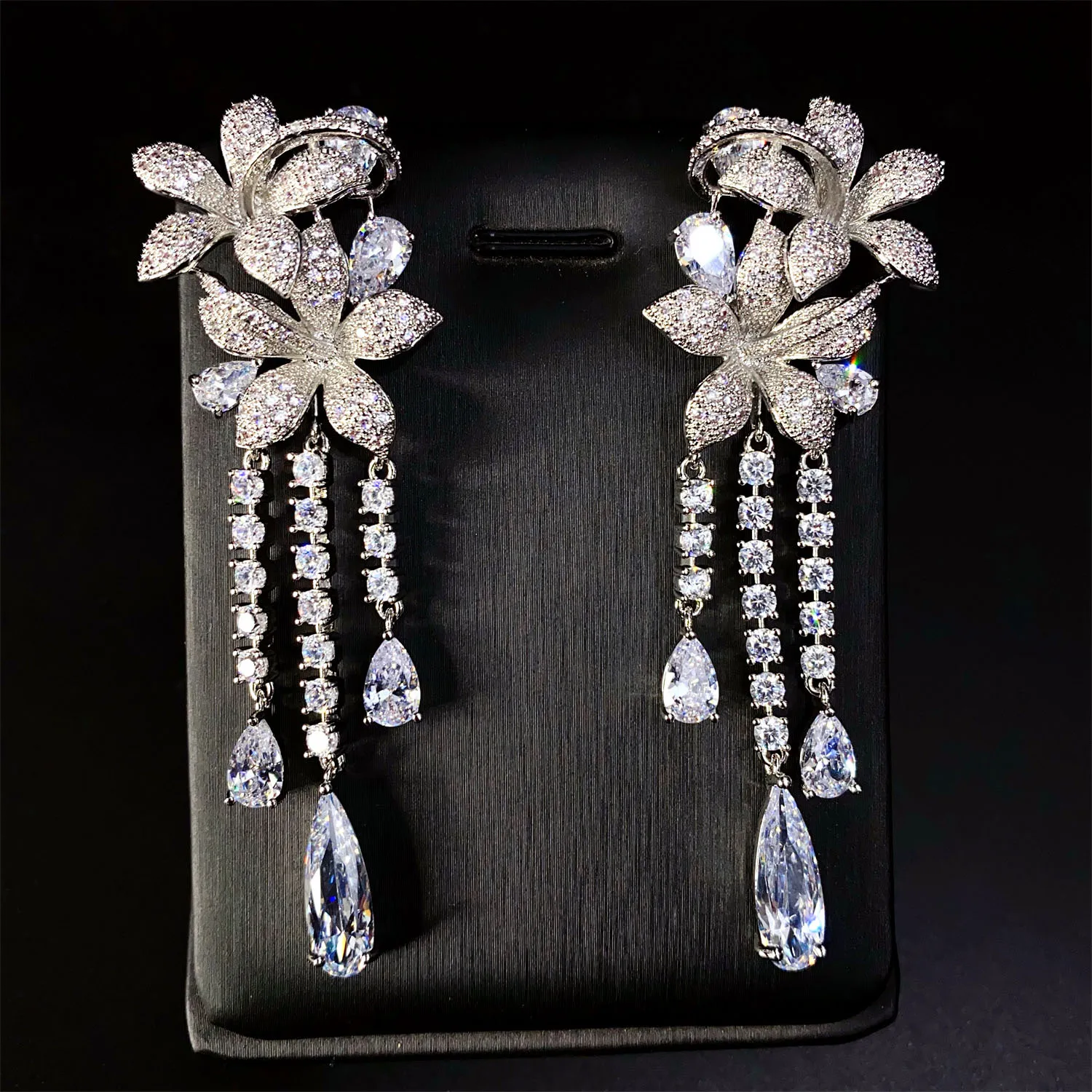 luxury zirconia flower earrings long tassel pendant silver color wedding bride earrings women dinner party gown accessoires
luxury zirconia flower earrings long tassel pendant silver color wedding bride earrings women dinner party gown accessoires