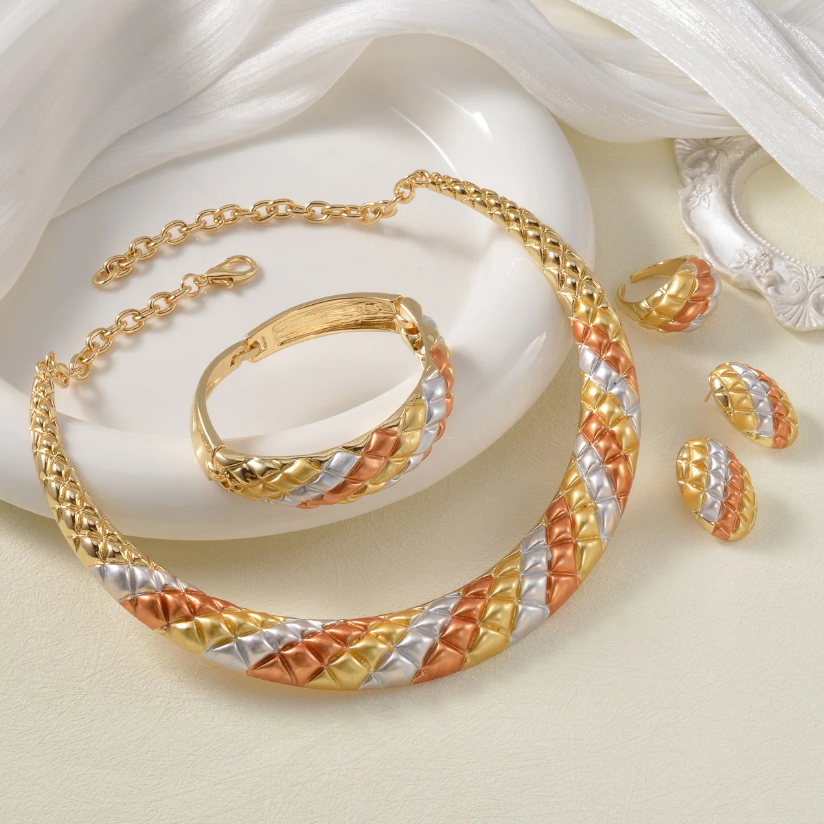 Dubai Gold Plated Rhombus Jewelry Set 4Pcs Women Necklace Bracelet Ring Earring Luxury Bridal Wedding Party African Fashion Gift
Dubai Gold Plated Rhombus Jewelry Set 4Pcs Women Necklace Bracelet Ring Earring Luxury Bridal Wedding Party African Fashion Gift