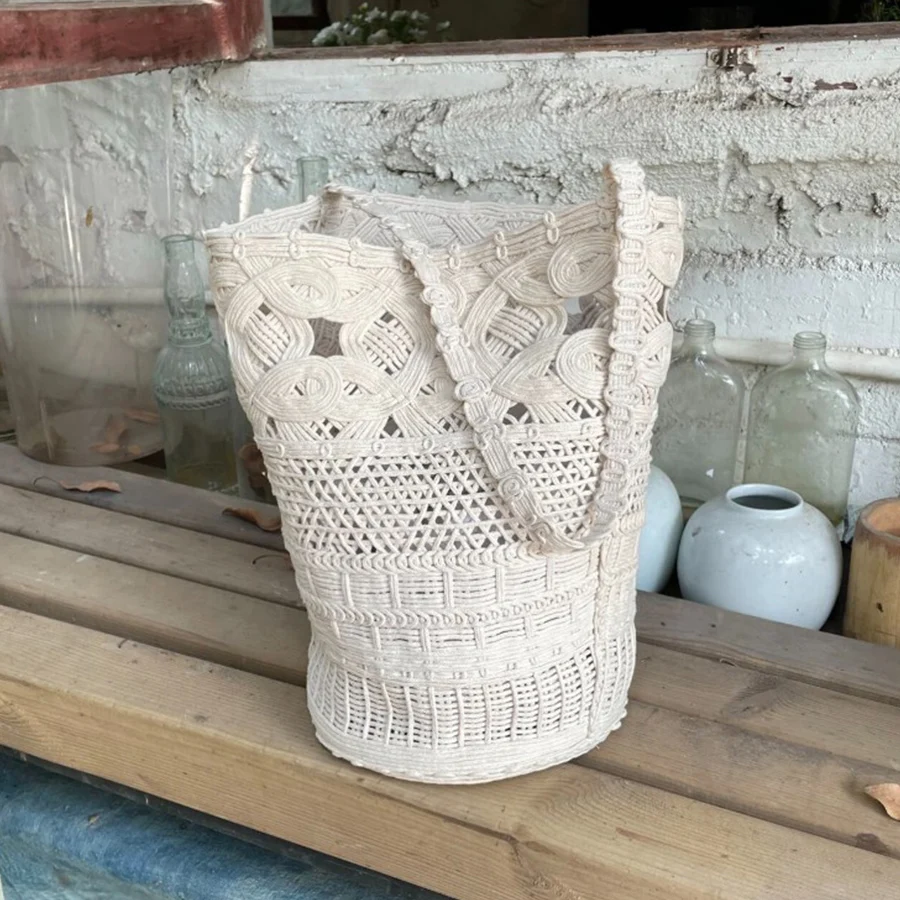 Summer Pure white openwork lace shoulder bag new hollow out shoulder woven bag Casual beach versatile bucket bag commute handbag
Summer Pure white openwork lace shoulder bag new hollow out shoulder woven bag Casual beach versatile bucket bag commute handbag