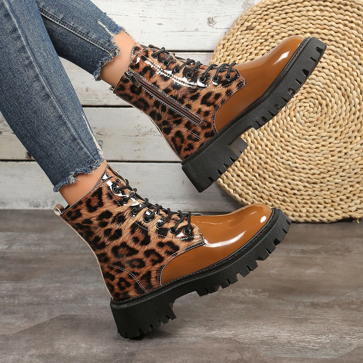 Women Boots Platform Lace-up Warm Shoes for Women 2024 New Winter Large Size Wear Resistant Outdoors Boots Women Botas De Mujer
Women Boots Platform Lace-up Warm Shoes for Women 2024 New Winter Large Size Wear Resistant Outdoors Boots Women Botas De Mujer