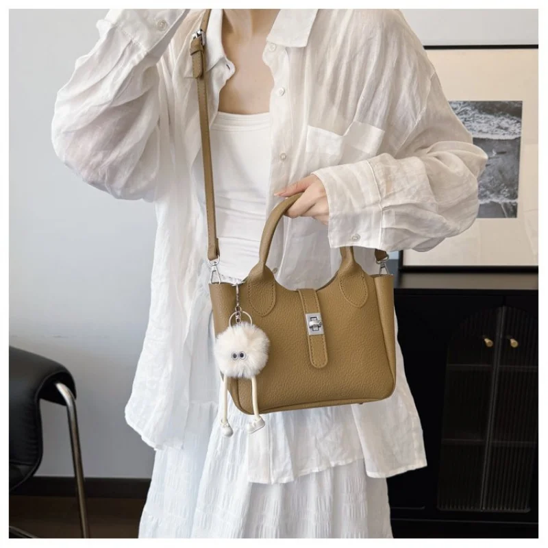 Unique Fashionable Tote Bag With Paris Designer Letter Logo For Women High-end Minimalist Large Capacity
Unique Fashionable Tote Bag With Paris Designer Letter Logo For Women High-end Minimalist Large Capacity