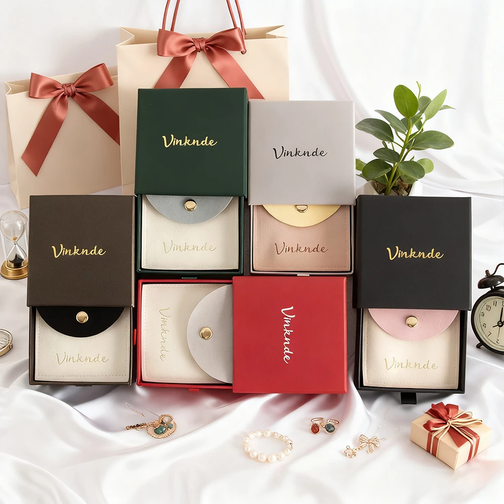 Пользовательский логотип 8x8x2,5 см, бумажные коробки для ювелирных изделий с кнопкой, бархатная сумка, выдвижной ящик, картонные кольца, серьги, ожерелье, коробки, мешочки
Пользовательский логотип 8x8x2,5 см, бумажные коробки для ювелирных изделий с кнопкой, бархатная сумка, выдвижной ящик, картонные кольца, серьги, ожерелье, коробки, мешочки