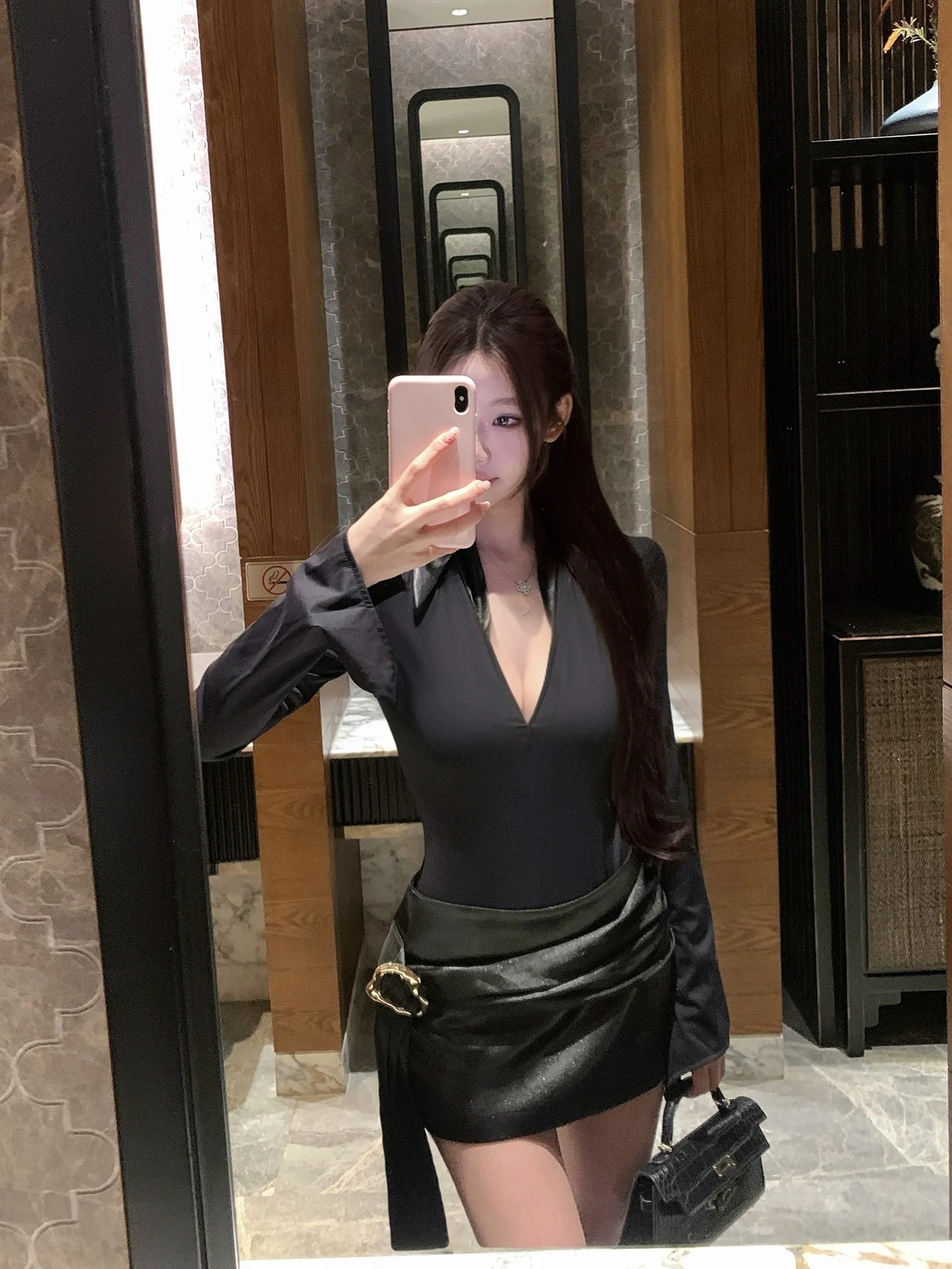 Женская облегающая юбка с низкой талией и металлическим поясом, сексуальная, для ранней весны, повседневная, простая, из полиэстера
Женская облегающая юбка с низкой талией и металлическим поясом, сексуальная, для ранней весны, повседневная, простая, из полиэстера