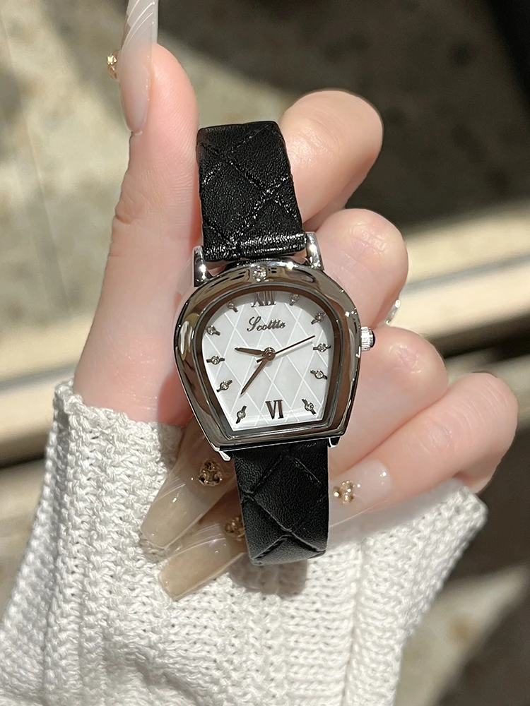 Small dial women's watch, light luxury and high-end feel, 2026 new style, elegant and sophisticated, a perfect gift for ladies.
Small dial women's watch, light luxury and high-end feel, 2026 new style, elegant and sophisticated, a perfect gift for ladies.