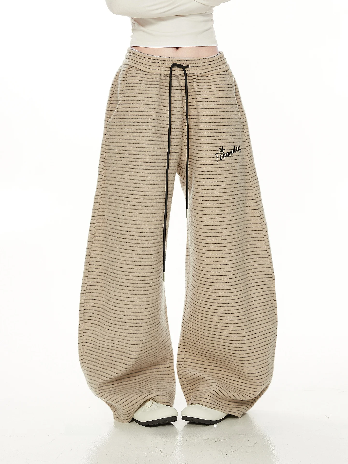 Американские ретро-брюки в полоску для женщин, весна-осень, с высокой талией, свободные, широкие штанины, модные, брендовые, для повседневной носки, стильные, простые
Американские ретро-брюки в полоску для женщин, весна-осень, с высокой талией, свободные, широкие штанины, модные, брендовые, для повседневной носки, стильные, простые