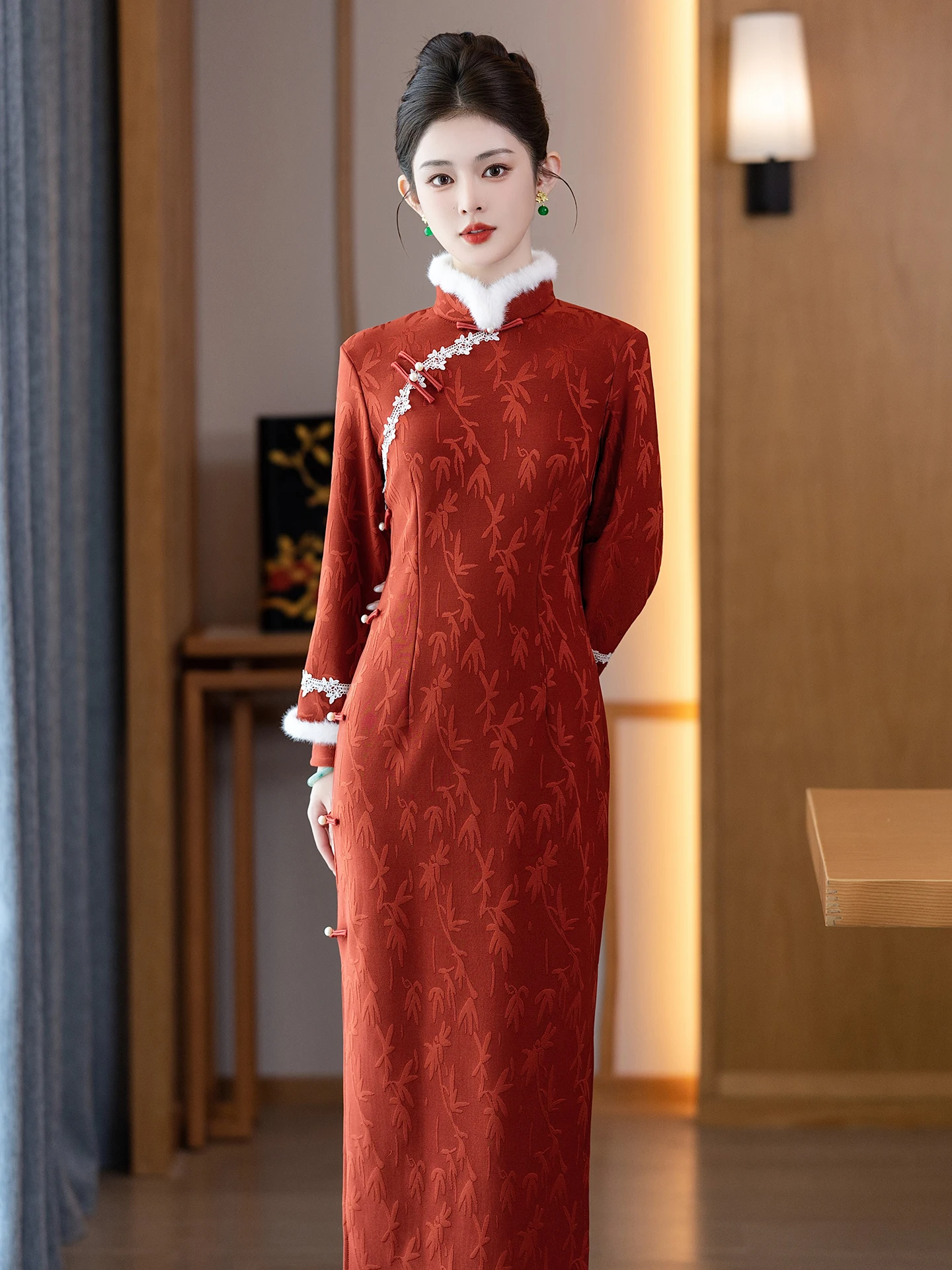 Красный китайский винтажный национальный костюм с длинными рукавами для женщин, улучшенный дизайн, теплый, для зимних праздников и Нового года
Красный китайский винтажный национальный костюм с длинными рукавами для женщин, улучшенный дизайн, теплый, для зимних праздников и Нового года
