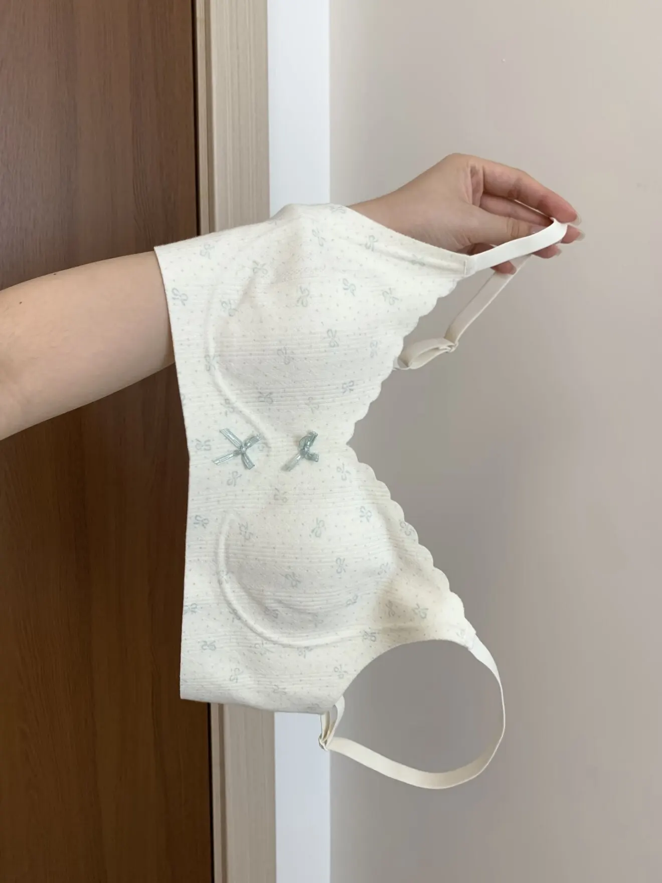 Seamless Sweet Floral Women's Bra, Bunny Ear Cups, Wire-Free, Thin Style, Push-Up & Lifting for Small Bust, Side Support to Hide
Seamless Sweet Floral Women's Bra, Bunny Ear Cups, Wire-Free, Thin Style, Push-Up & Lifting for Small Bust, Side Support to Hide