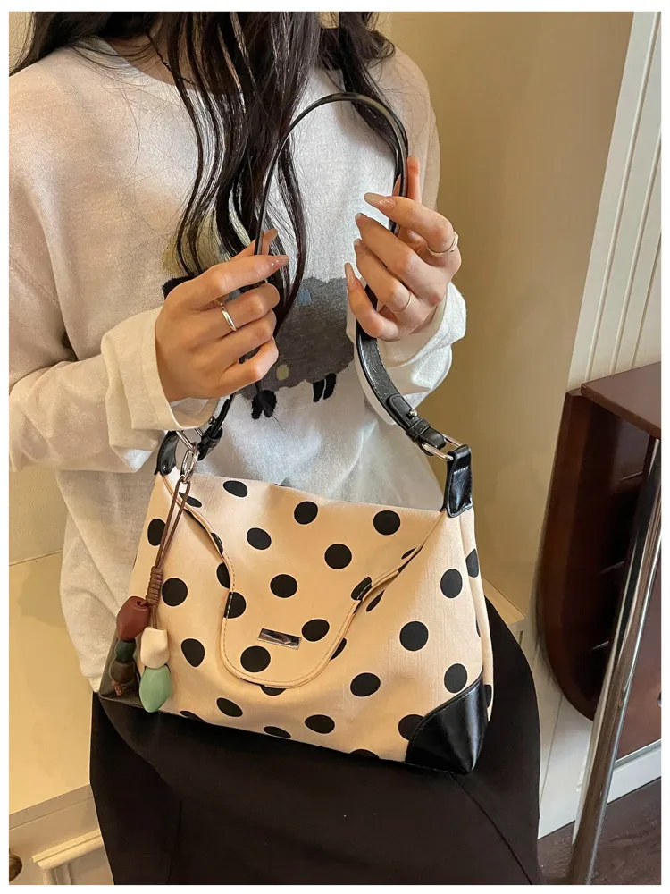 Retro Classic Polka Dot Shoulder Bag Leather Shoulder Strap Crossbody Bag Korean Style Large Capacity Women's Tote Bag New
Retro Classic Polka Dot Shoulder Bag Leather Shoulder Strap Crossbody Bag Korean Style Large Capacity Women's Tote Bag New