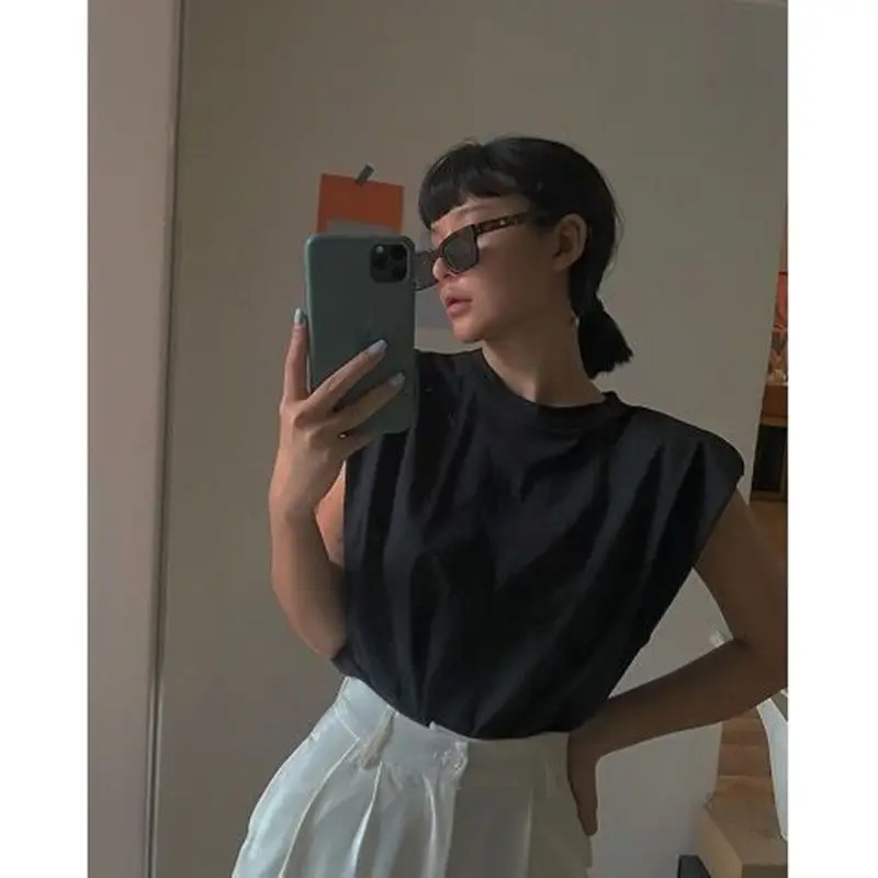 2025 New Summer Cotton Sleeveless Women T Shirt Sleeve Minimalist Shoulder Pad Loose O Neck Tops Casual Female Clothing
2025 New Summer Cotton Sleeveless Women T Shirt Sleeve Minimalist Shoulder Pad Loose O Neck Tops Casual Female Clothing